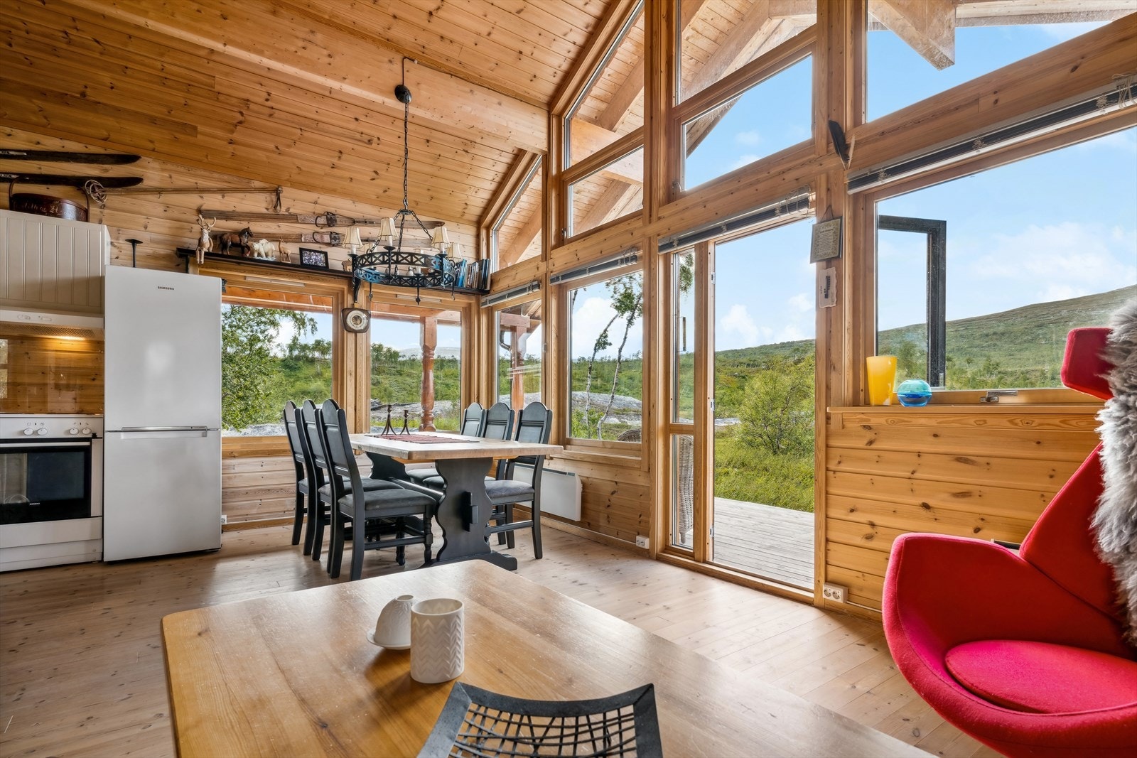 Det er utgang fra stuen til en overbygget vestvendt terrasse Galleribilde