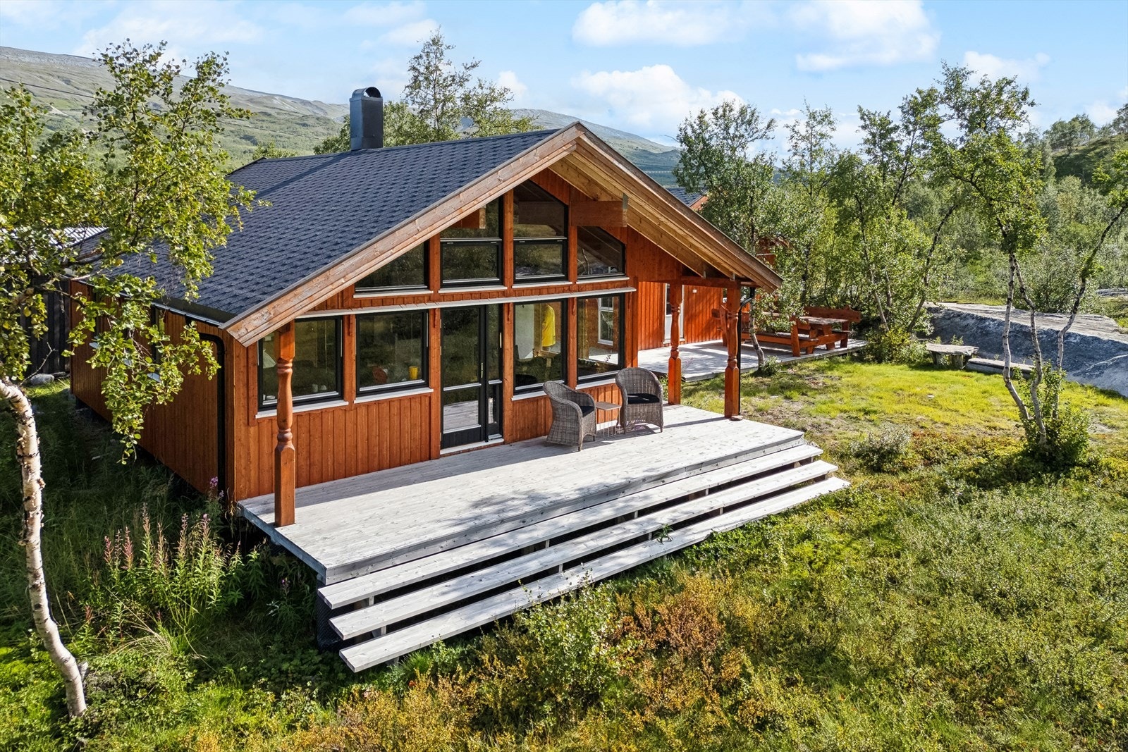 Det er nedgang fra terrassen til terreng Galleribilde