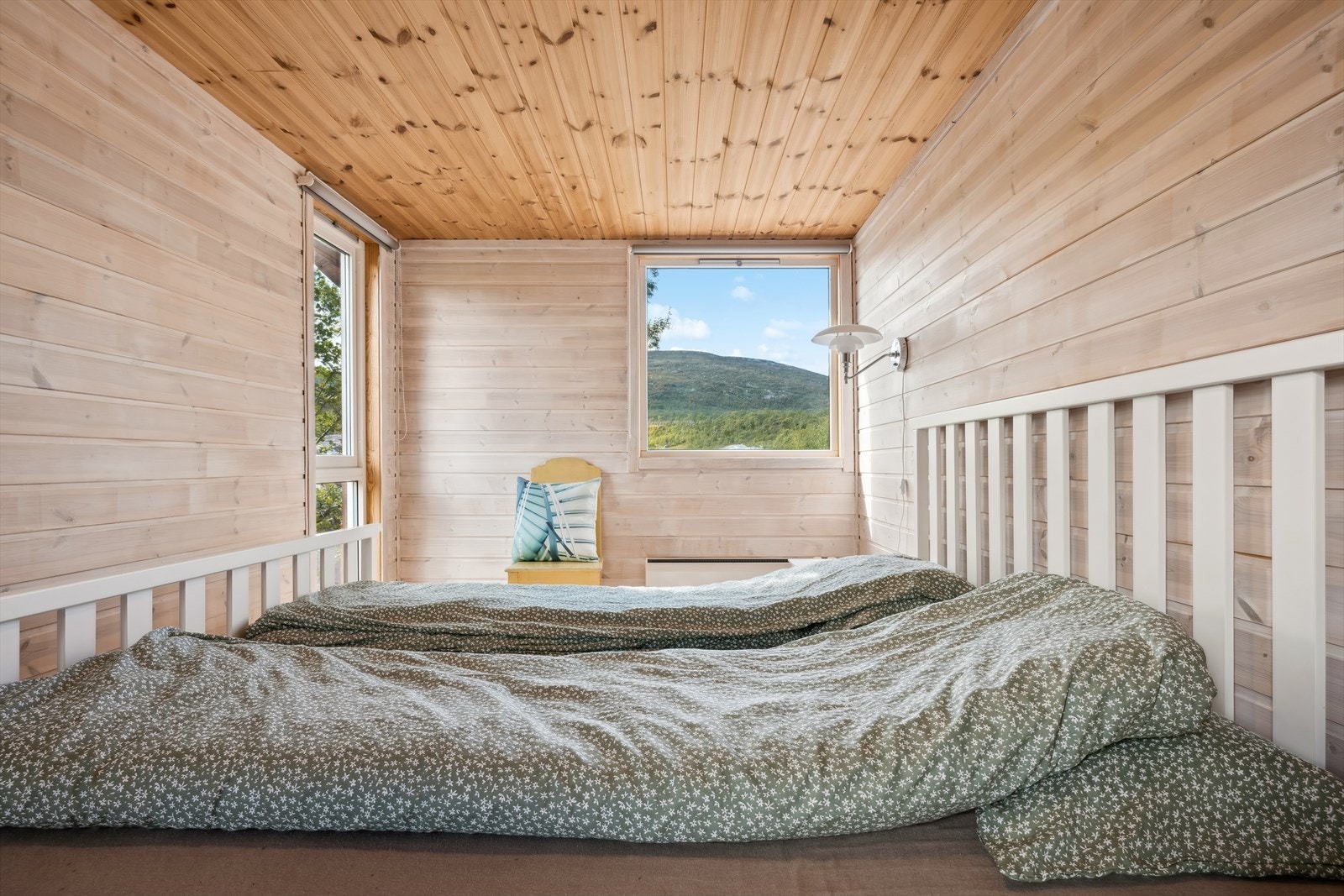 Totalt i hytten og annekset er det sengeplasser til 6-7 personer + hems Galleribilde