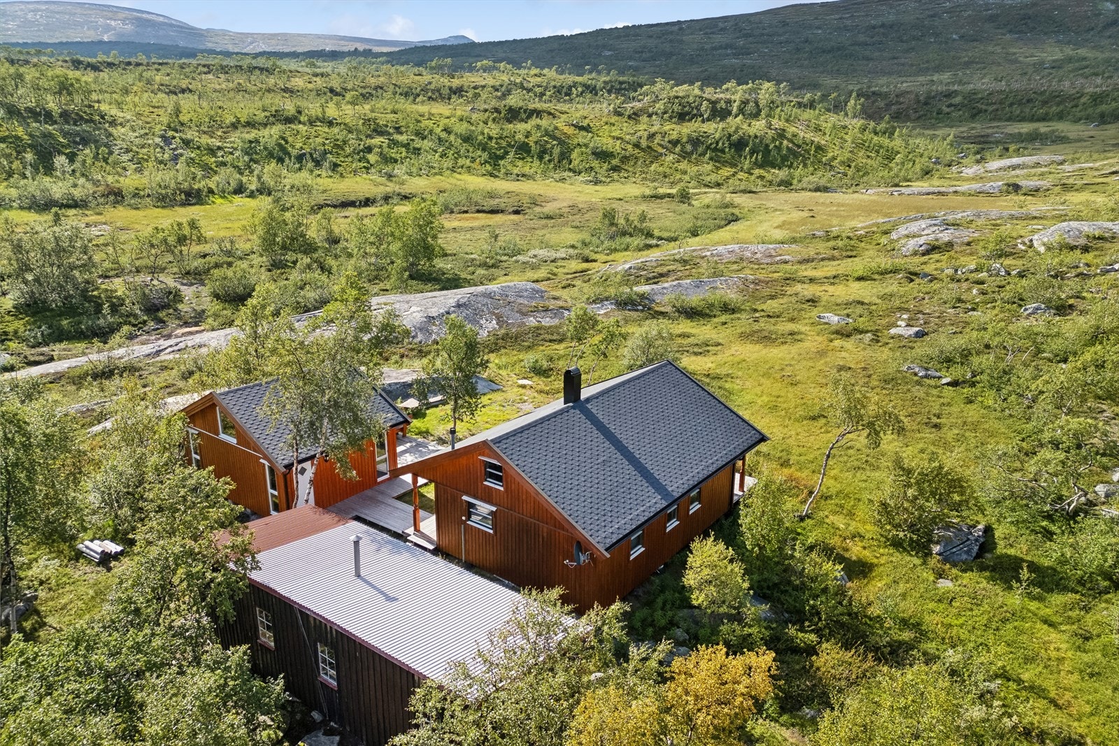 Eiendommen består av en flott Saltdalshytte fra 2007 med tilhørende anneks og et eldre uthus Galleribilde