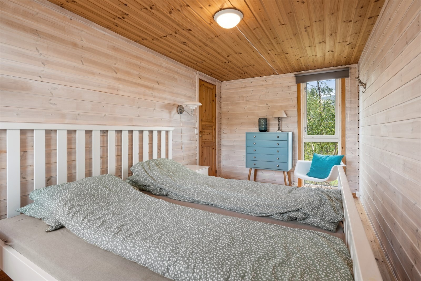 Soverommet er stort og innredet med dobbeltseng Galleribilde