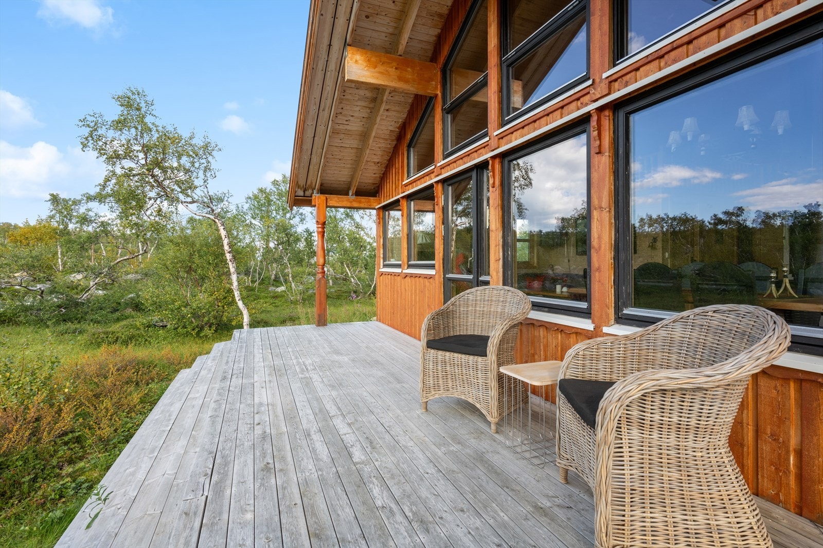 Terrassen er romslig med god plass til utemøblement Galleribilde