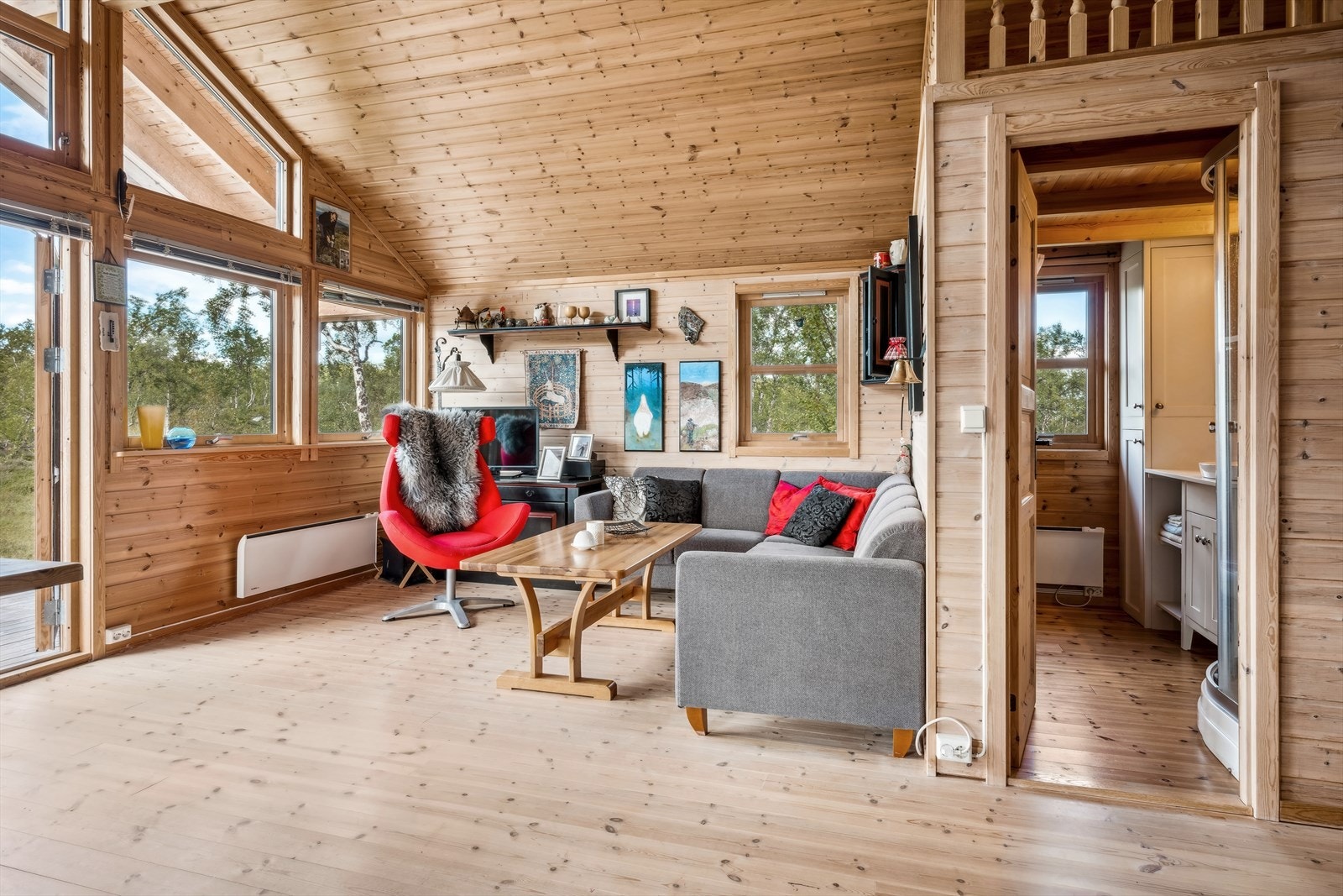 Her får du den "riktige" hyttefølelsen med heltregulv av furu og trepanel på øvrige overflater Galleribilde