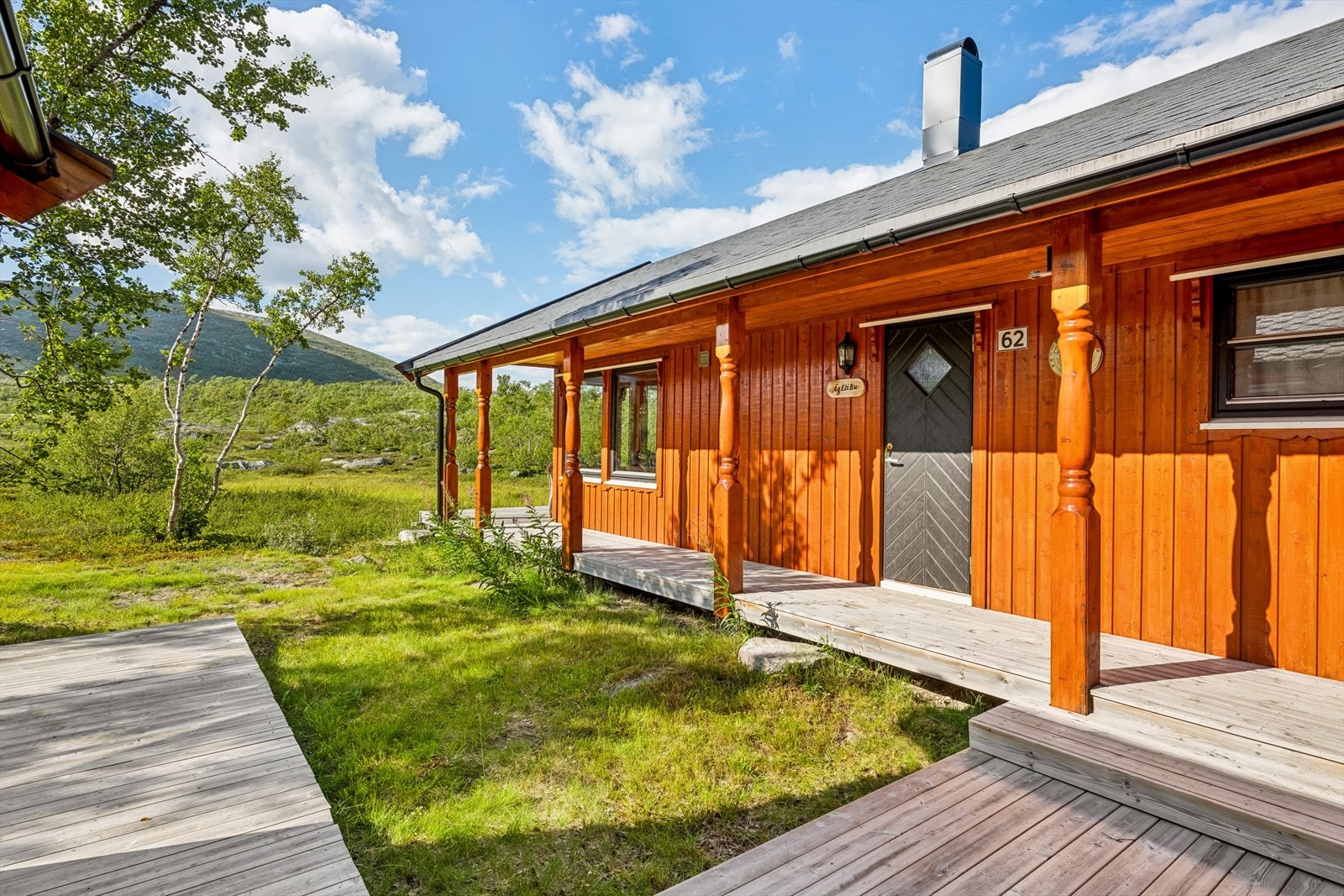 Inngangspartiet er overbygget og belyst Galleribilde