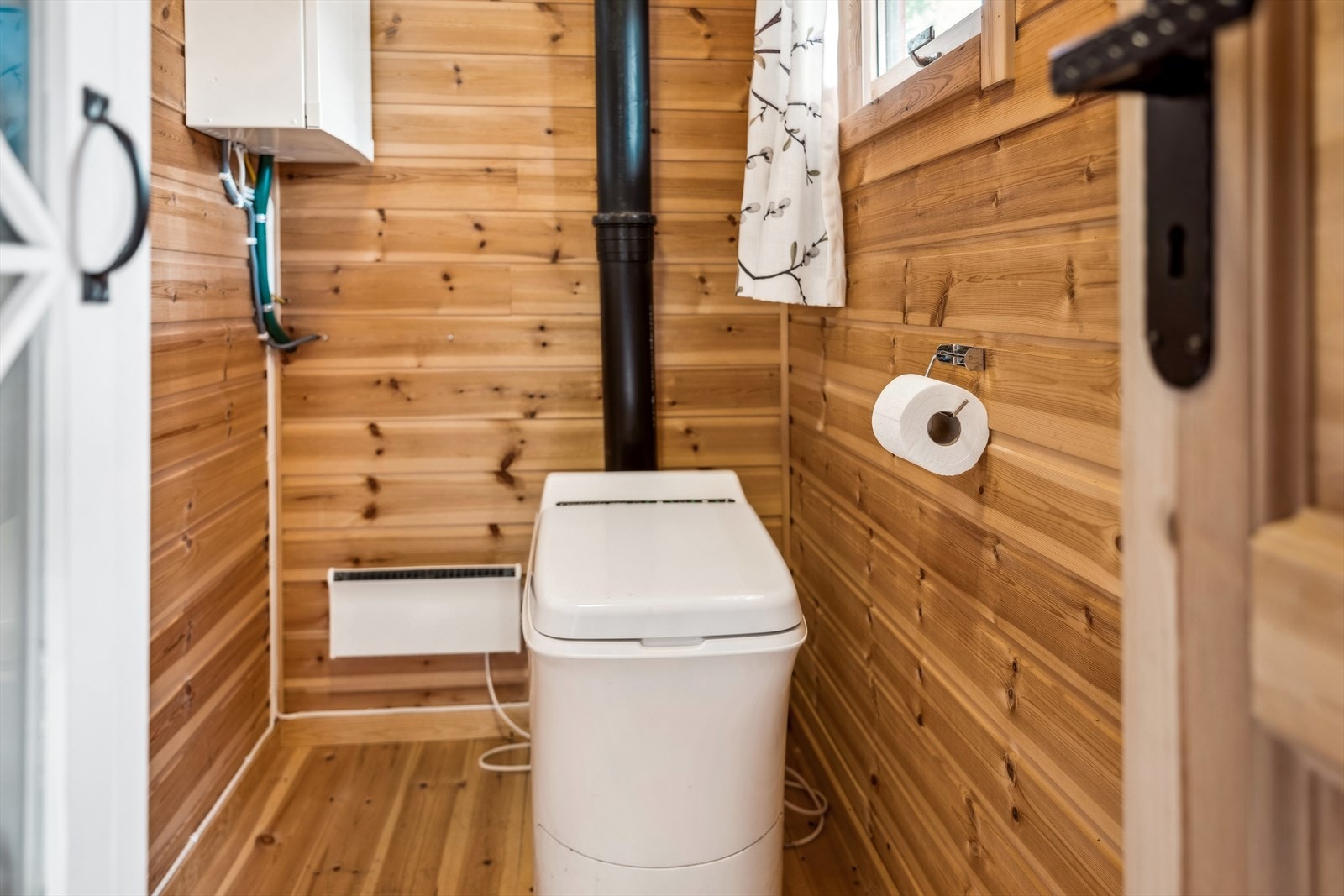 I den innvendige boden er det etablert Cinderella forbrenningstoalett Galleribilde