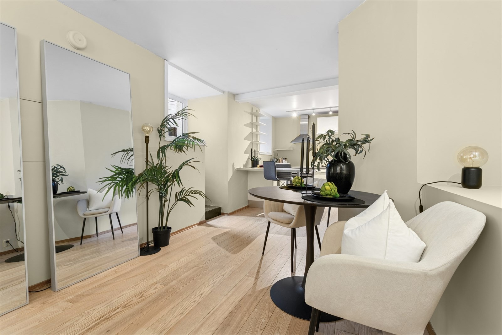 Leiligheten har lyse farger og parkett på gulv. Varmekabler i hele leiligheten. Galleribilde