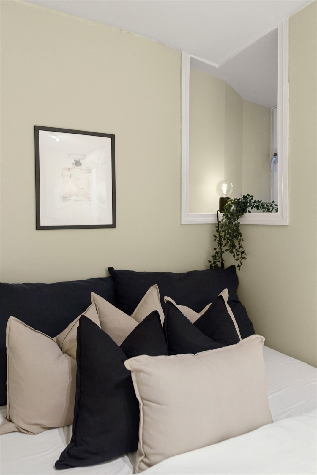 Vindu ved sengen som gir deg lysinnslipp og luftemuligheter Galleribilde