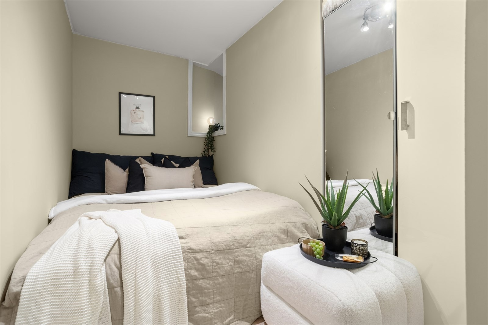 Det er plass til en dobbeltseng, samt en garderobeløsning. Galleribilde