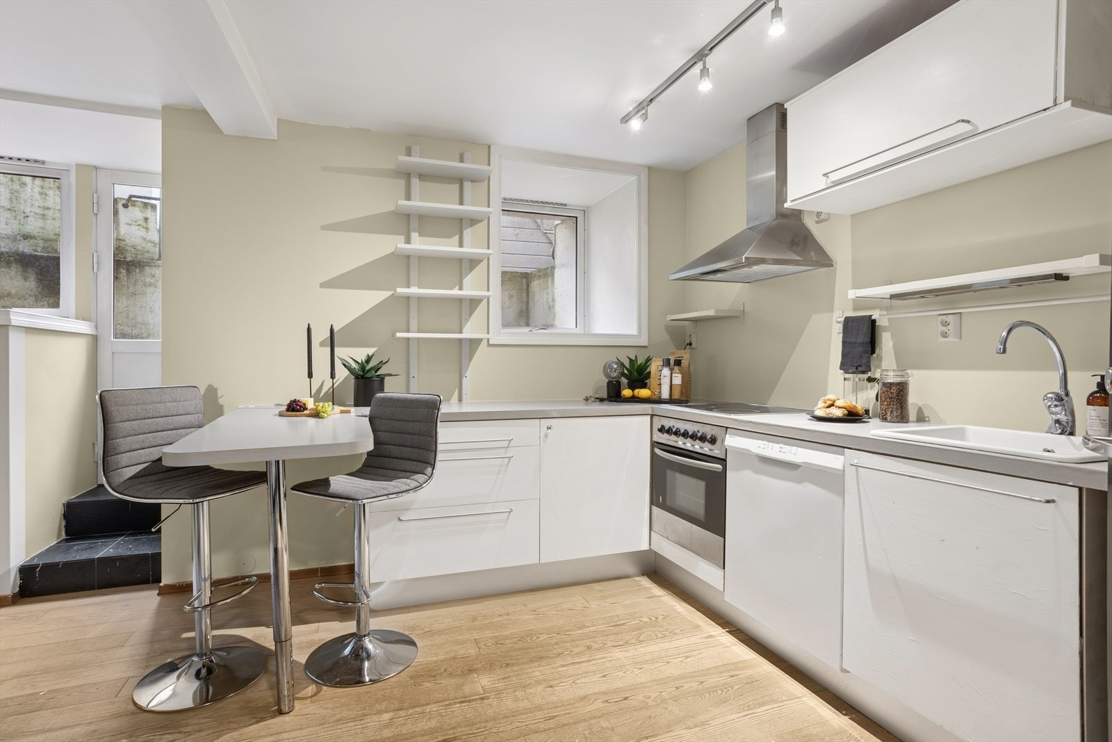 Boligen har en åpen stue/kjøkkenløsning. Vaskemaskin, stekeovn og ventilasjon over integrert platetopp. Galleribilde