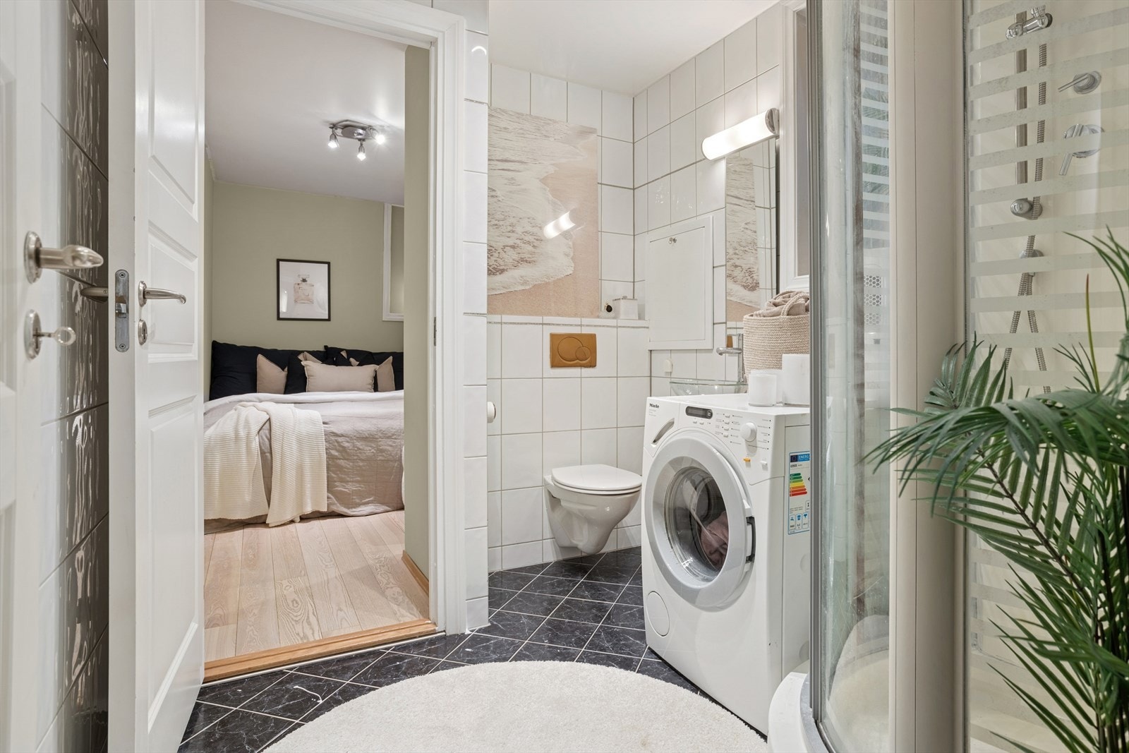 Fliser på gulv og vegger, og malt himling. Holder en moderne standard. Galleribilde