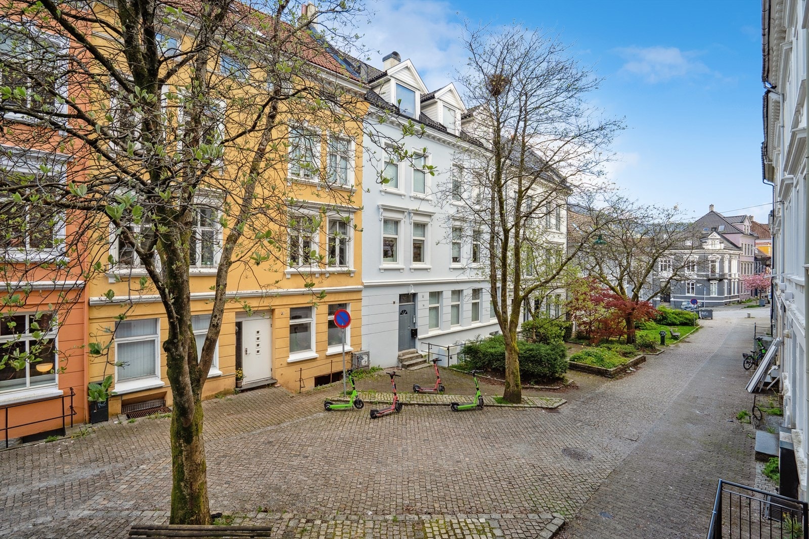 Plasseringen er perfekt for den som ønsker nærhet til alt Bergen sentrum har å tilby, men på samme tid ønsker å kunne trekke seg tilbake og nyte stillheten og rolige omgivelser. Galleribilde