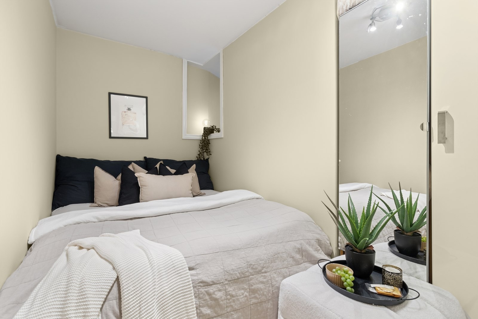 Leilighetens soverom er på ca. 6,6 m2, og er malt i lyse moderne farger. Galleribilde