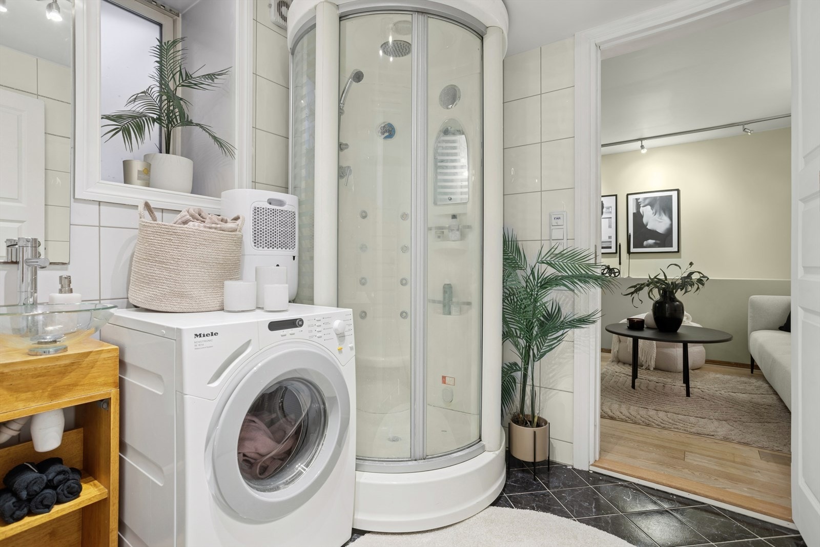 Bad fra 2005 med elektriske varmekabler på gulv. Galleribilde