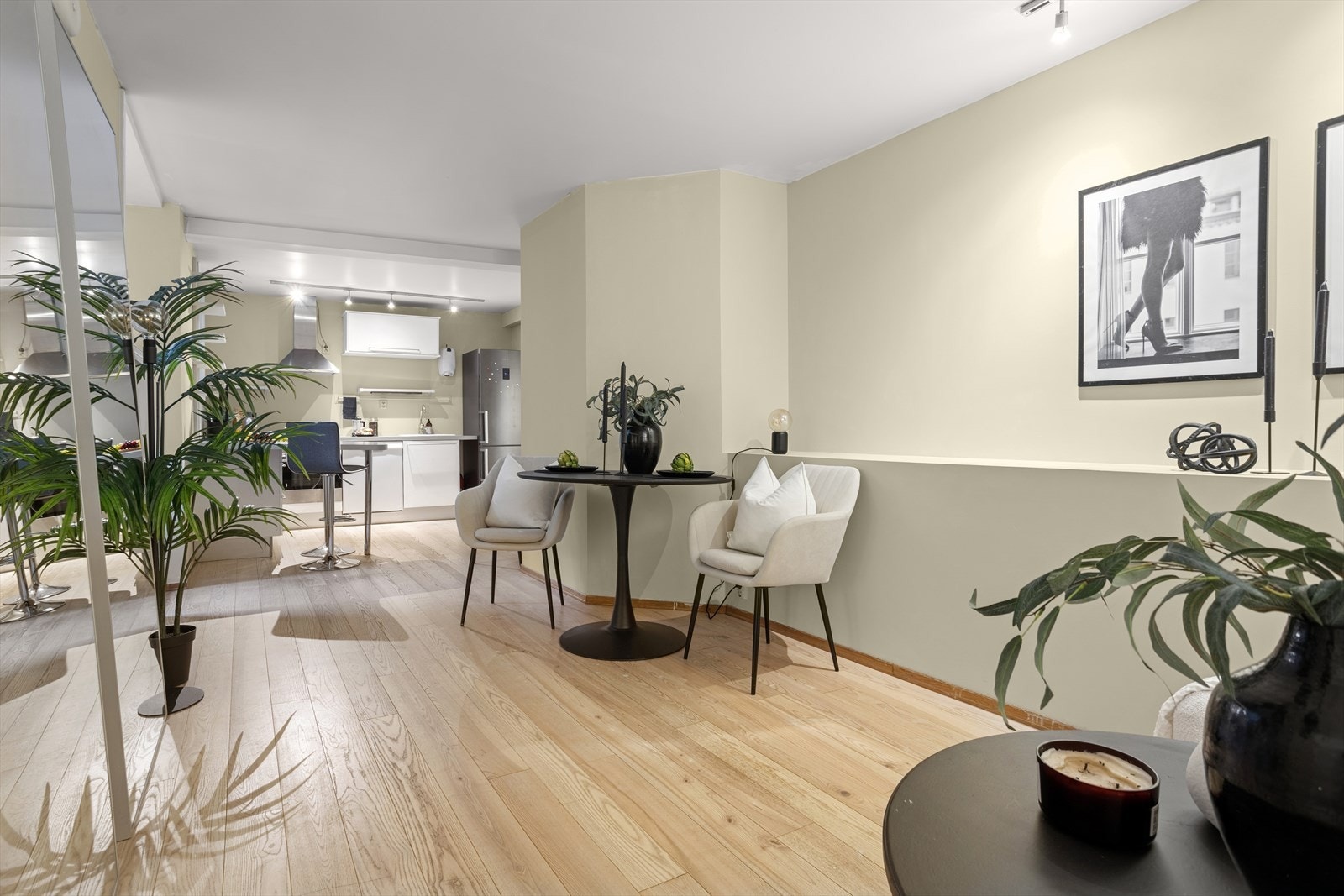 I stuedelen er det også plass til en liten spisegruppe. En koselig liten plass når man får gjestebesøk. Galleribilde