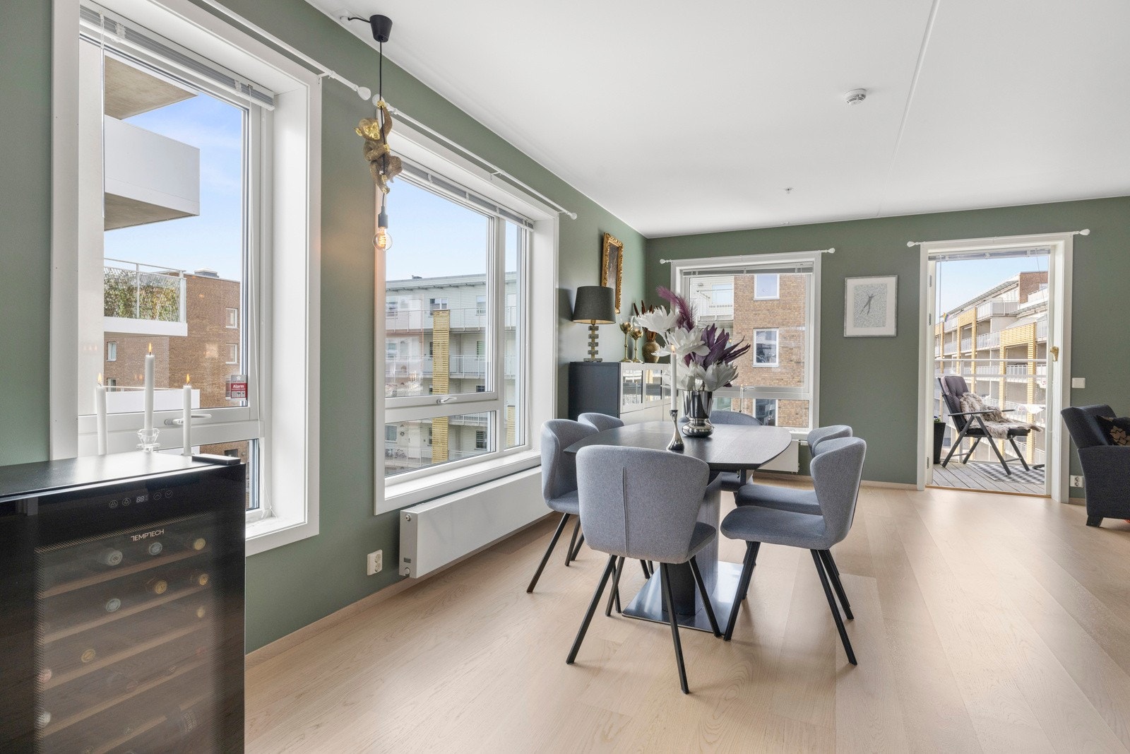 Lys og moderne hjørneleilighet fra 2019, 2 bad, garasjeplass, balkong, heis, a-konto fyring & V.vann Galleribilde