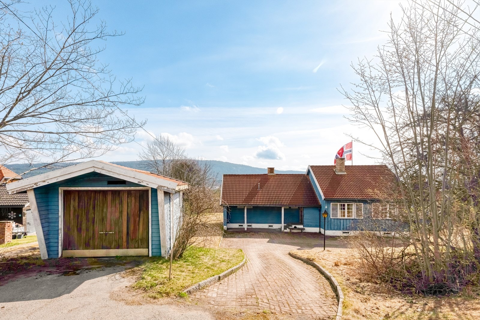 Det er egen separat garasje som er oppført med lagring under. Galleribilde