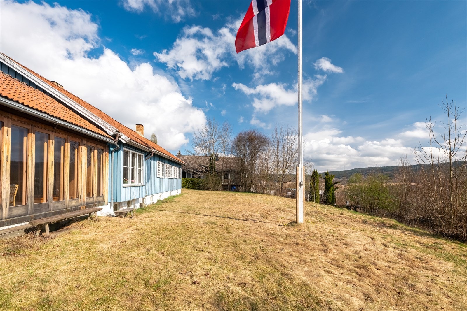 Her får du grønne omgivelser, skjermet beliggenhet og flotte muligheter for uteplass, drivhus eller kjøkkenhage. Galleribilde