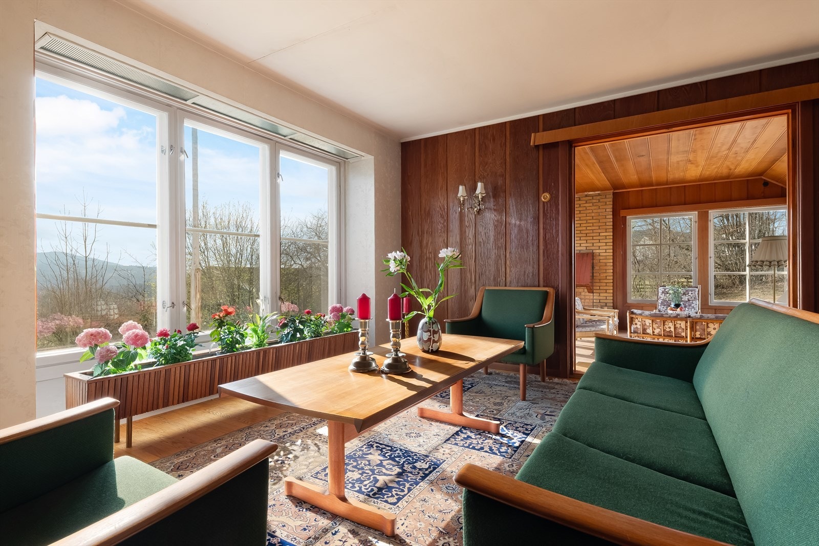 I stuen er det god plass til ønskelig sittegruppe. Galleribilde