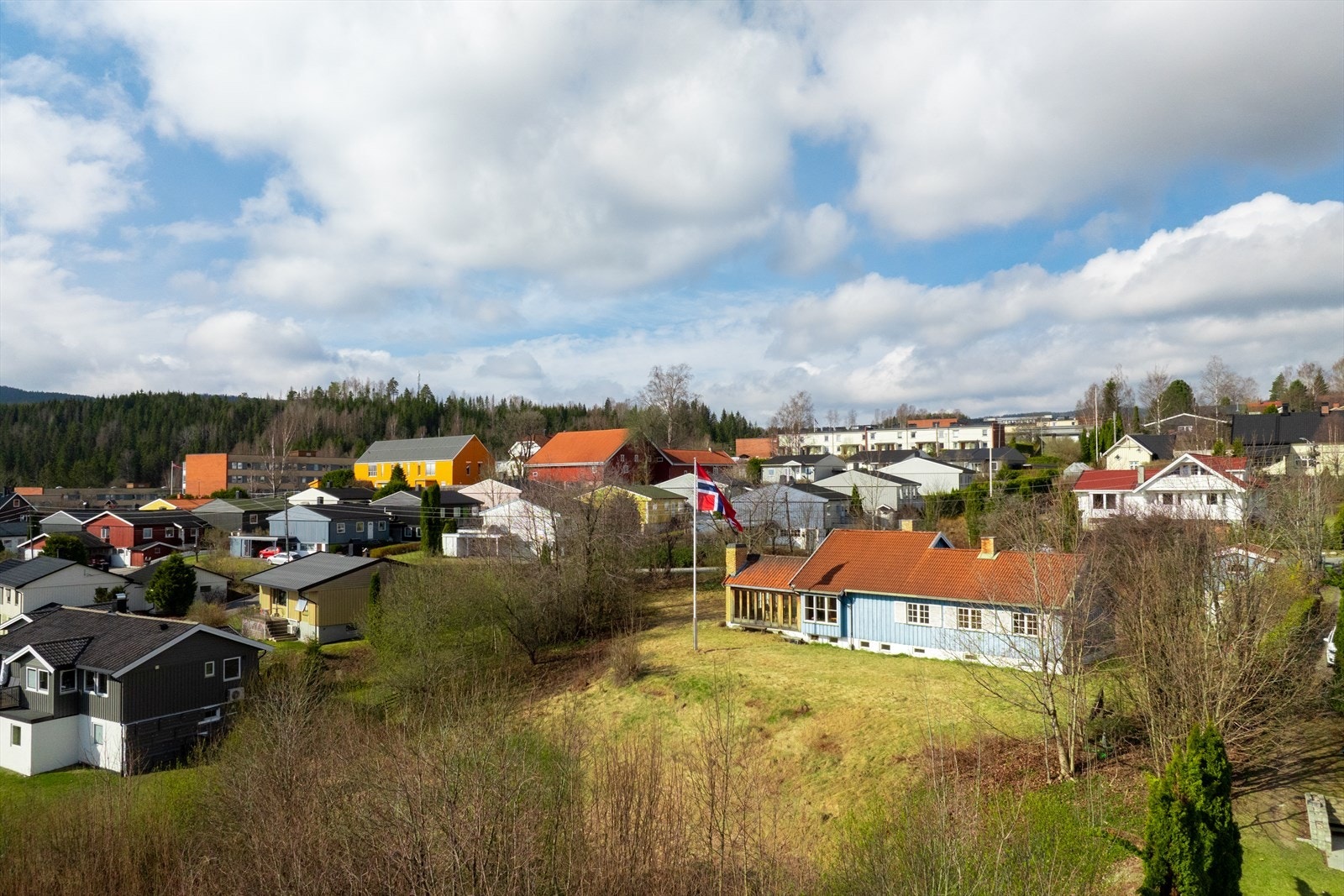Boligen ligger flott til i rolige og grønne omgivelser. Galleribilde