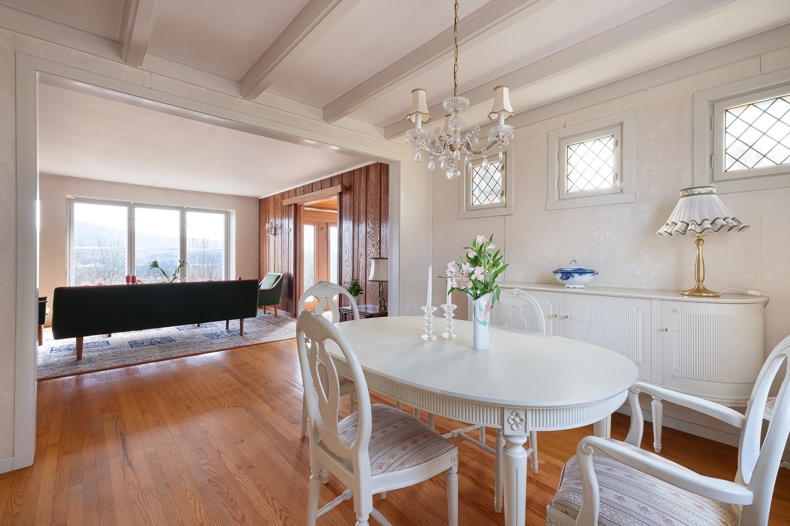 Stor spisestue med plass til langbord. Galleribilde