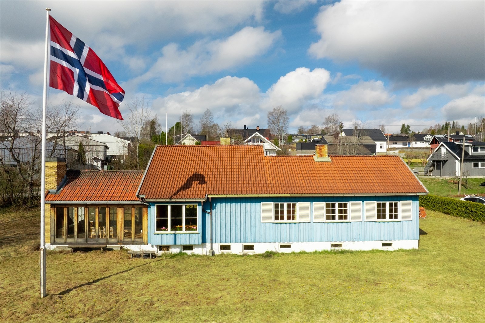 Stor og solrik hage med rikelig plass. Her er det masse potensiale! Galleribilde