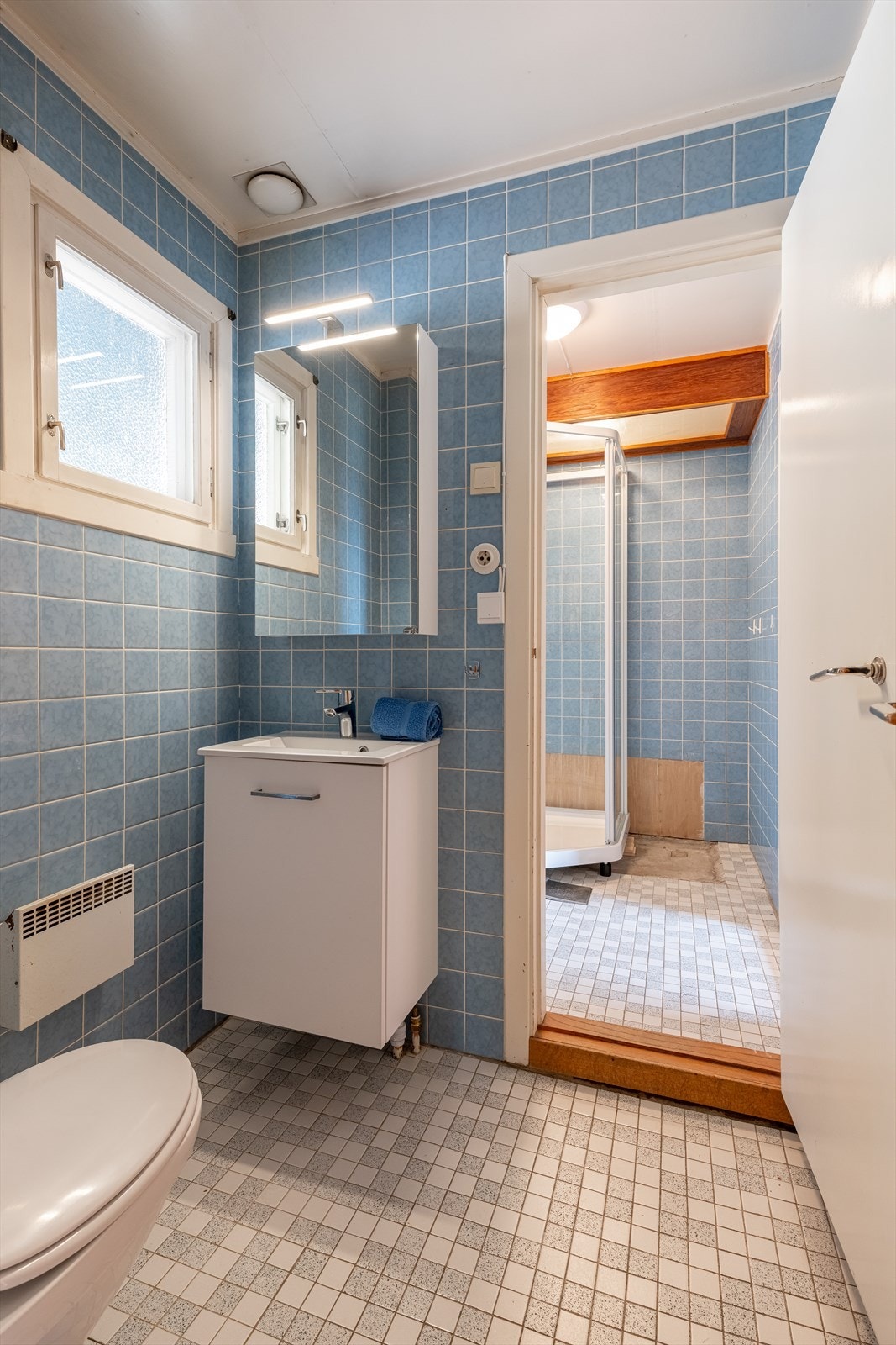 Tilknyttet toalett utstyrt med naturlig avtrekk, wc og servantskap. Galleribilde