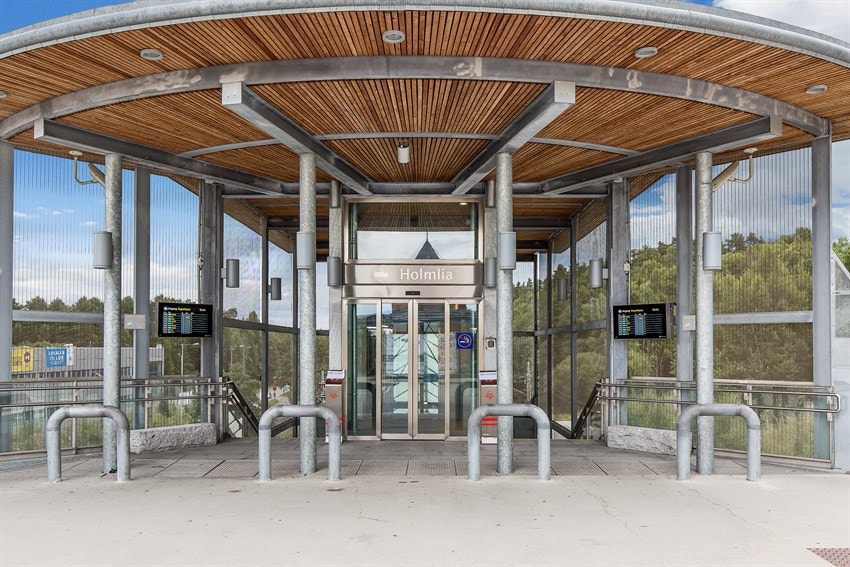 Holmlia stasjon. - Kun 12 minutter med tog til Oslo S. Det går flere busslinjer også herfra Galleribilde