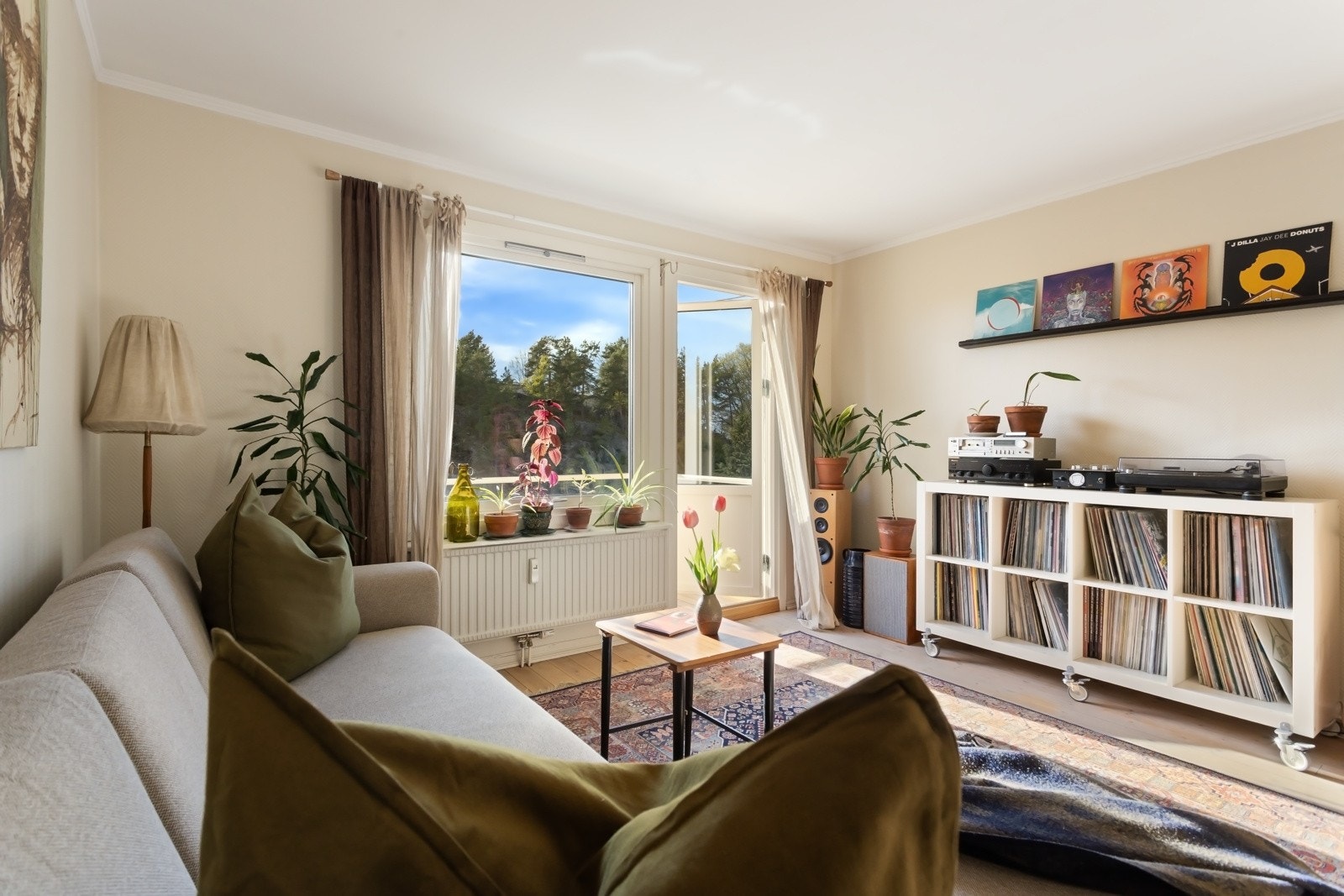Koselig stue med god plass til sofa med tilhørende møblement Galleribilde