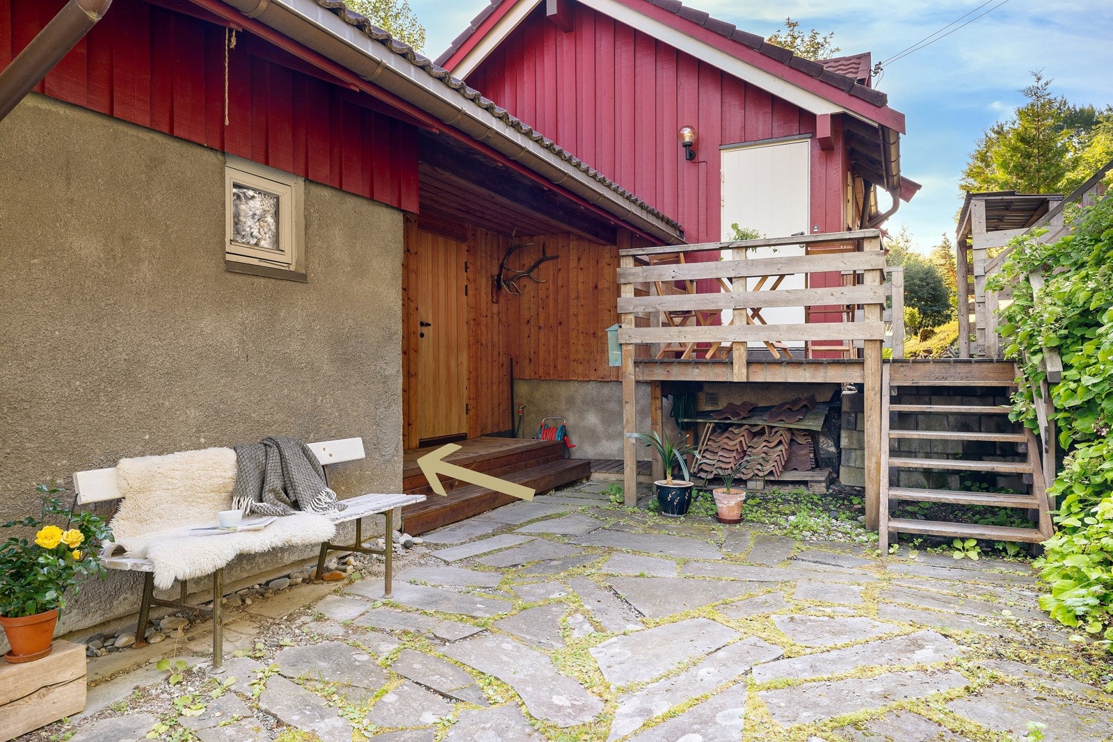 Inngangspartiet er overbygget og ligger skjermet til med steinsatt gårdsplass. Ved siden av inngangsdøra finner man en praktisk sportsbod. Galleribilde