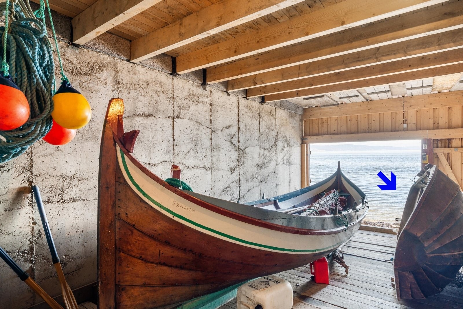 Færingen i naustet medfølger i handelen. Galleribilde