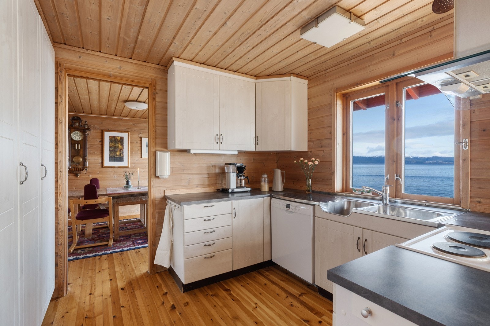 Fra kjøkkenet er veien kort til spisestua foran karnappet. Galleribilde