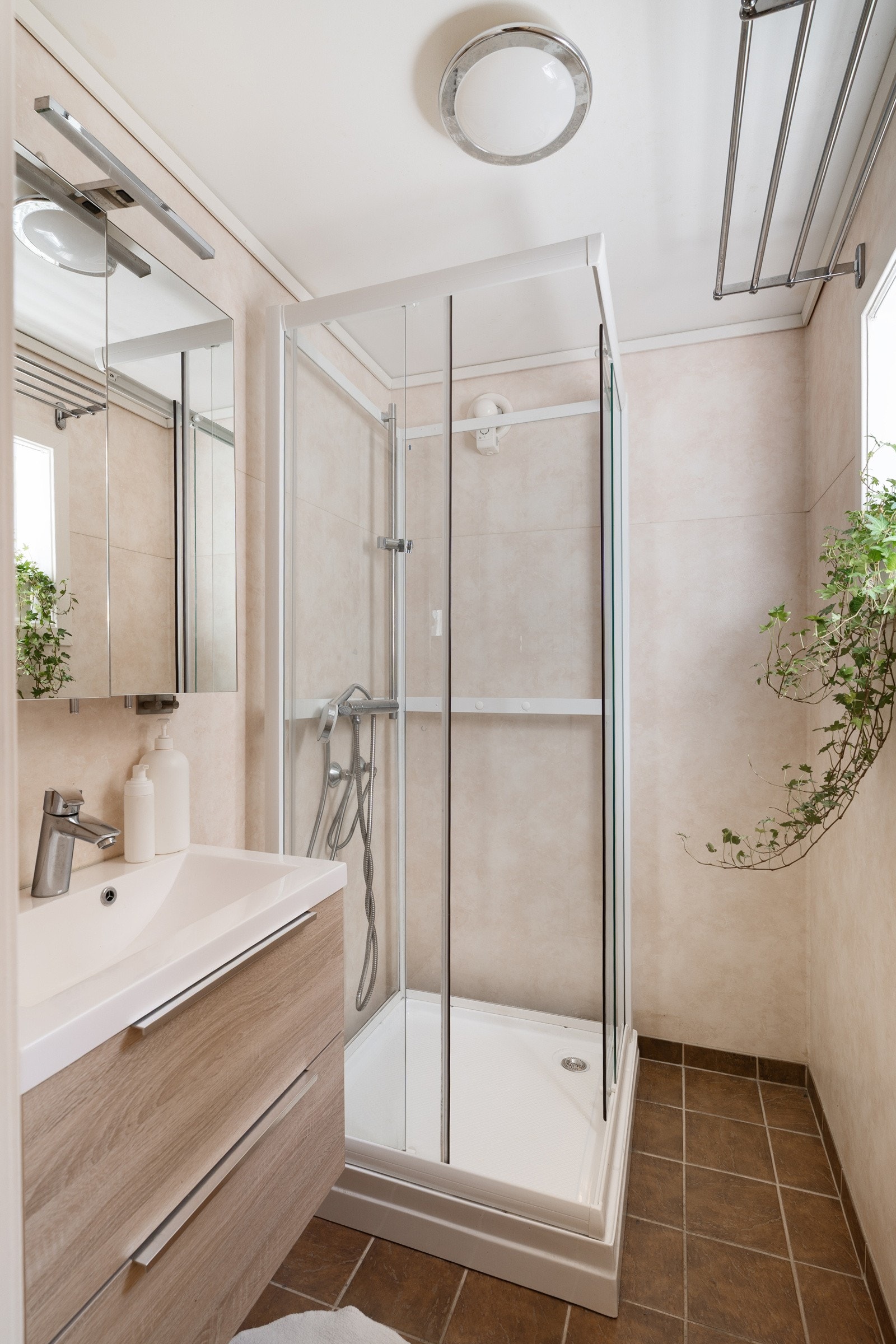 Badet har varme i gulvet og er utstyrt med dusjkabinett og servant i servantskap. Galleribilde