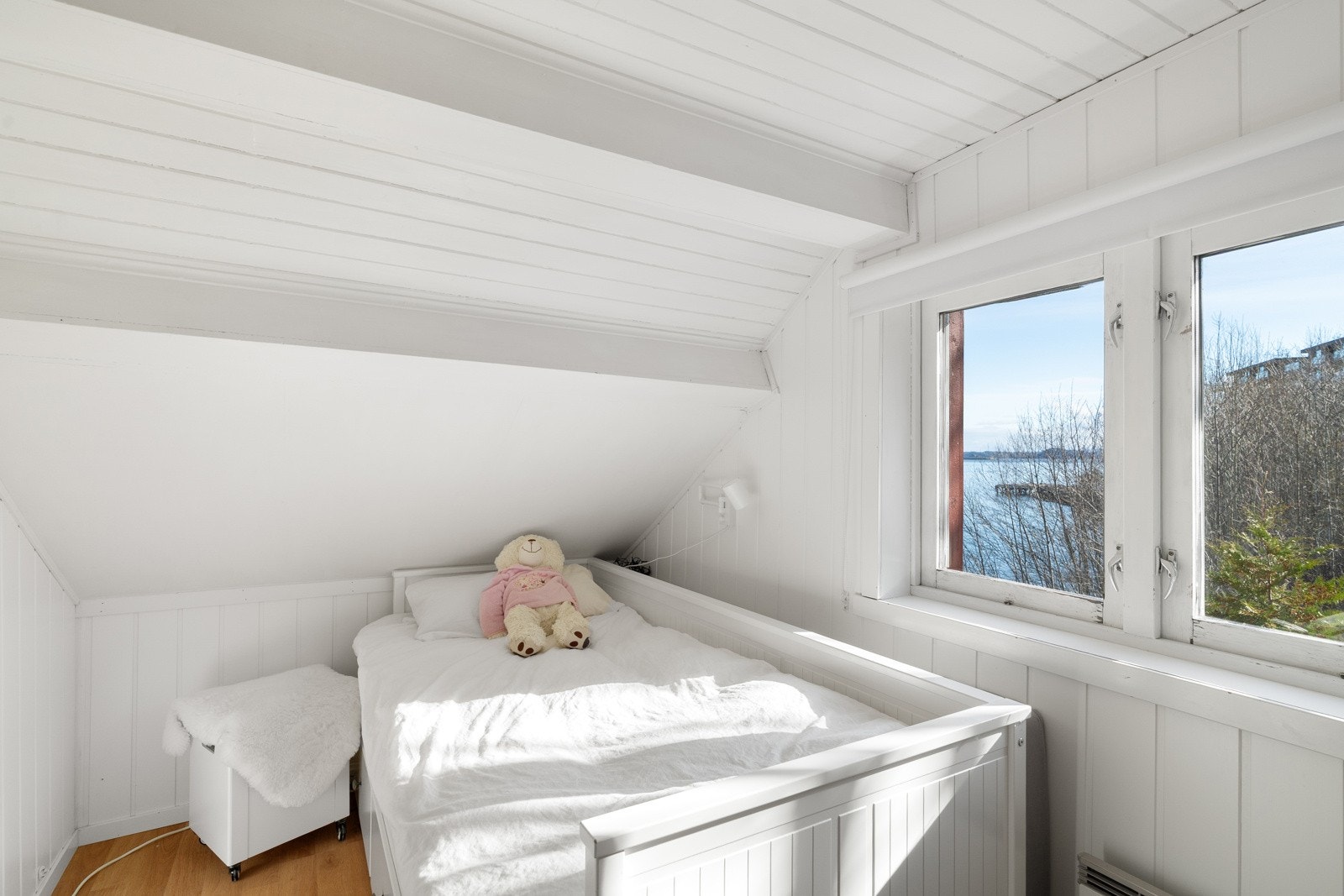 Soverom II. I tillegg finner man to kontorrom, vaskekjeller, kjellerbad og rikelig med bodplass (se planskisse). Galleribilde