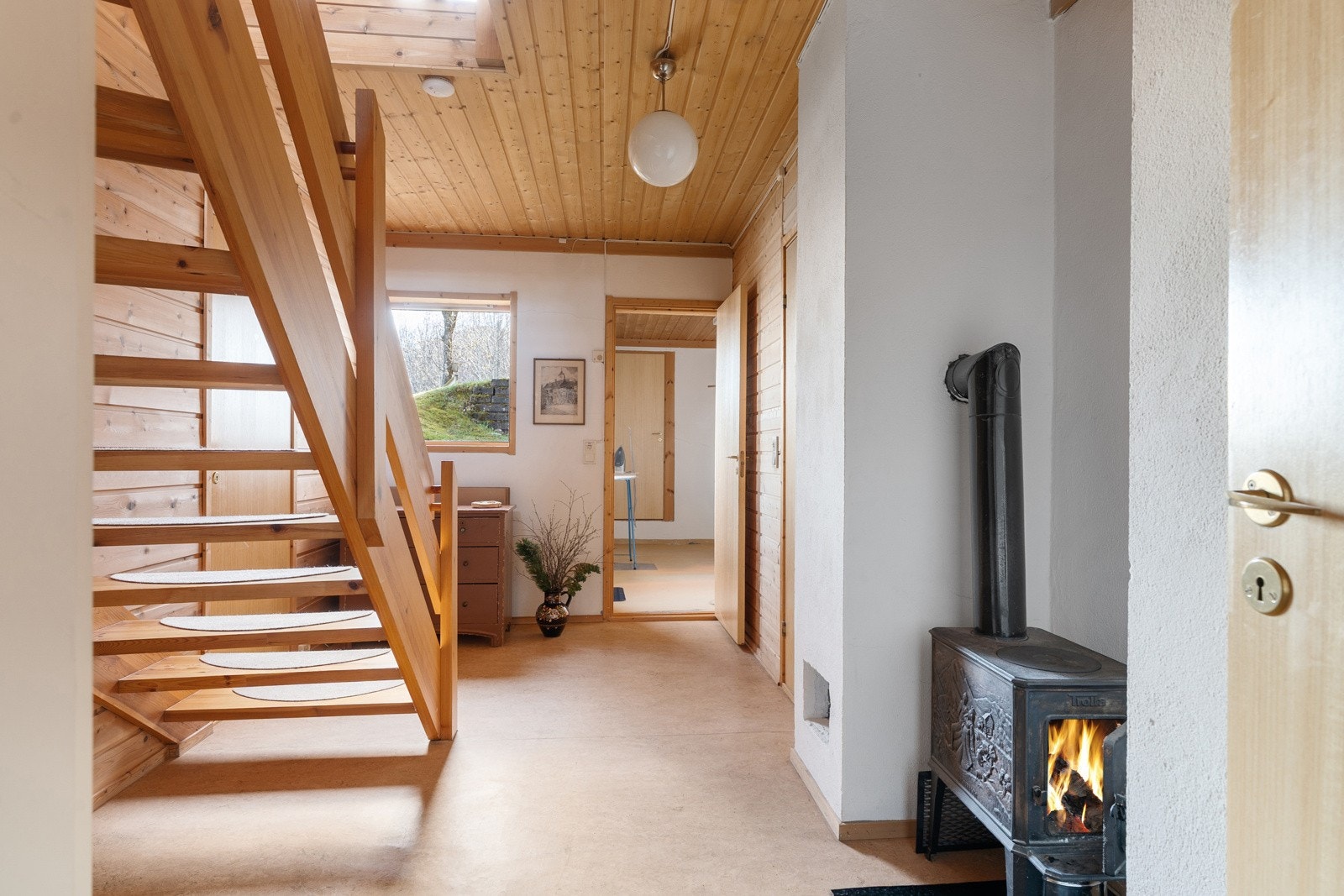 I sokkeletasjen finner man vedovn i gangen som sørger for god varmefordeling i boligen. Galleribilde