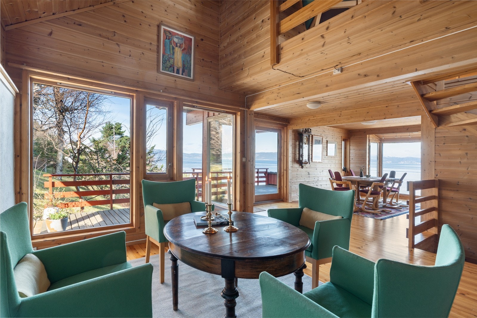 Peisestua oppleves som romslig med god takhøyde/åpen løsning mot mesanin i loftsetasjen. Galleribilde