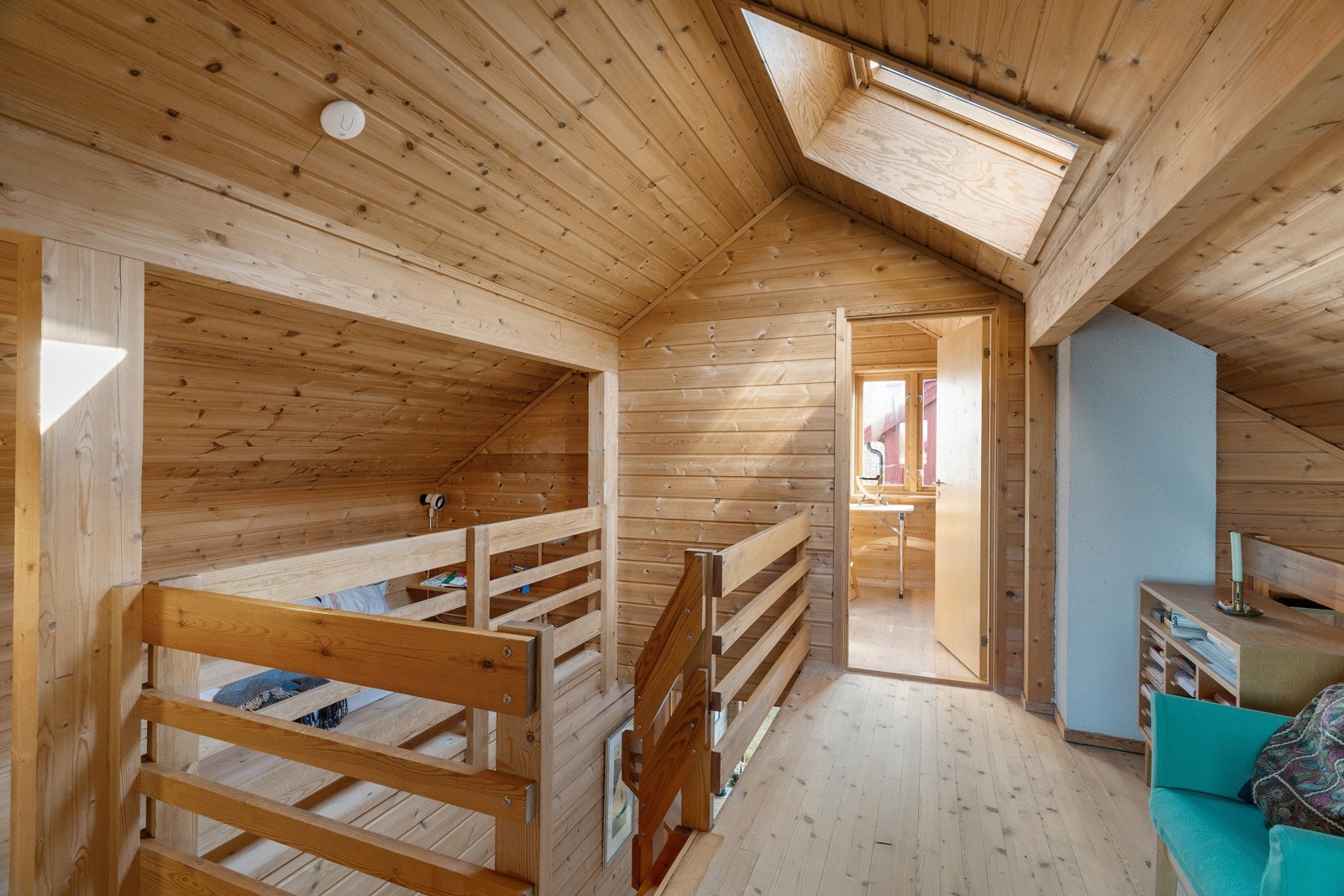 Loftsetasjen byr på 2 gode soverom, lagring i knevegger og oppholdssted i tilknytning til gangareal. Nytt Velux takvindu fra 2019. Galleribilde