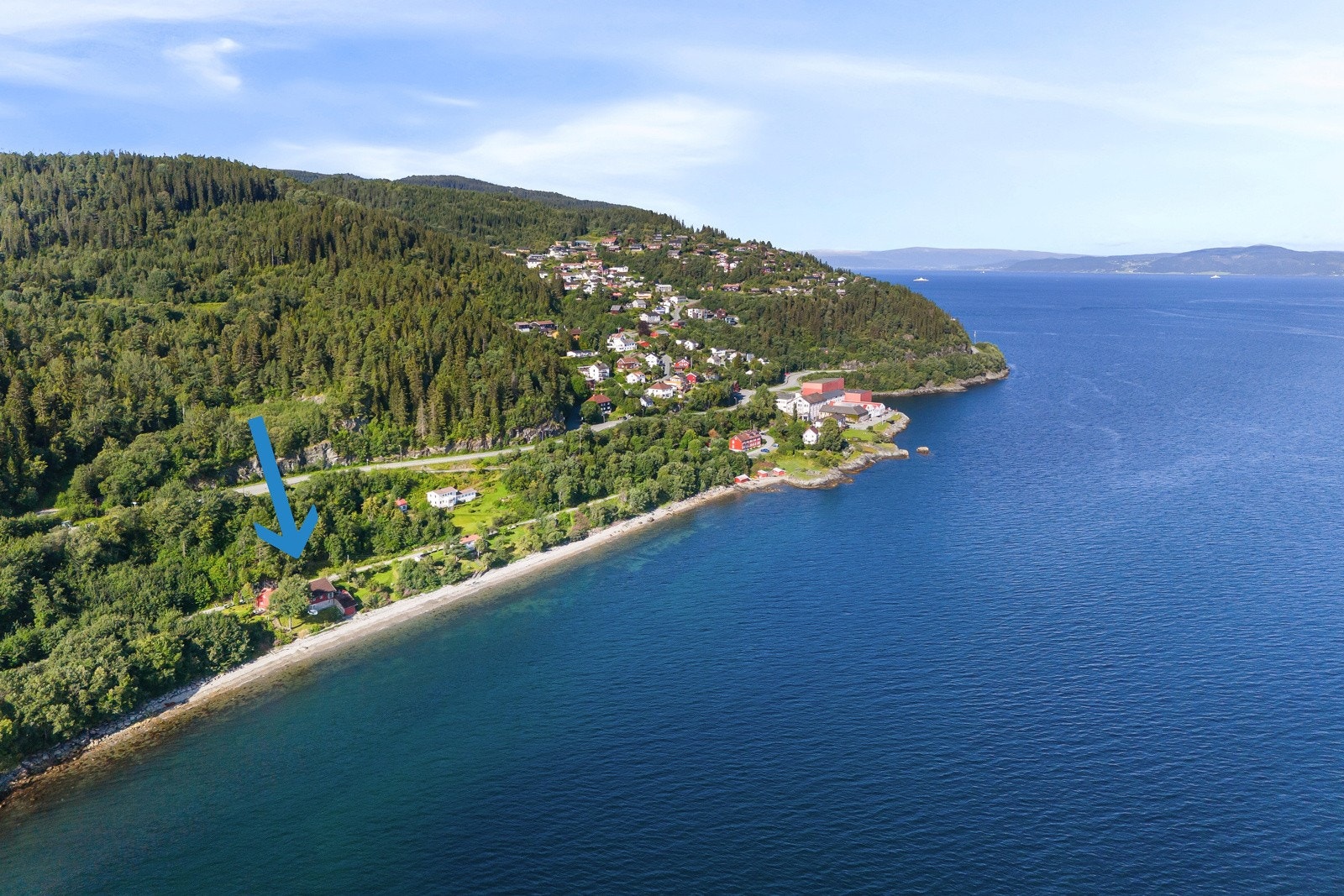 På oversiden av eiendommen finner man boligfeltet på Trolla og flere innfartsårer inn til Bymarka. Galleribilde