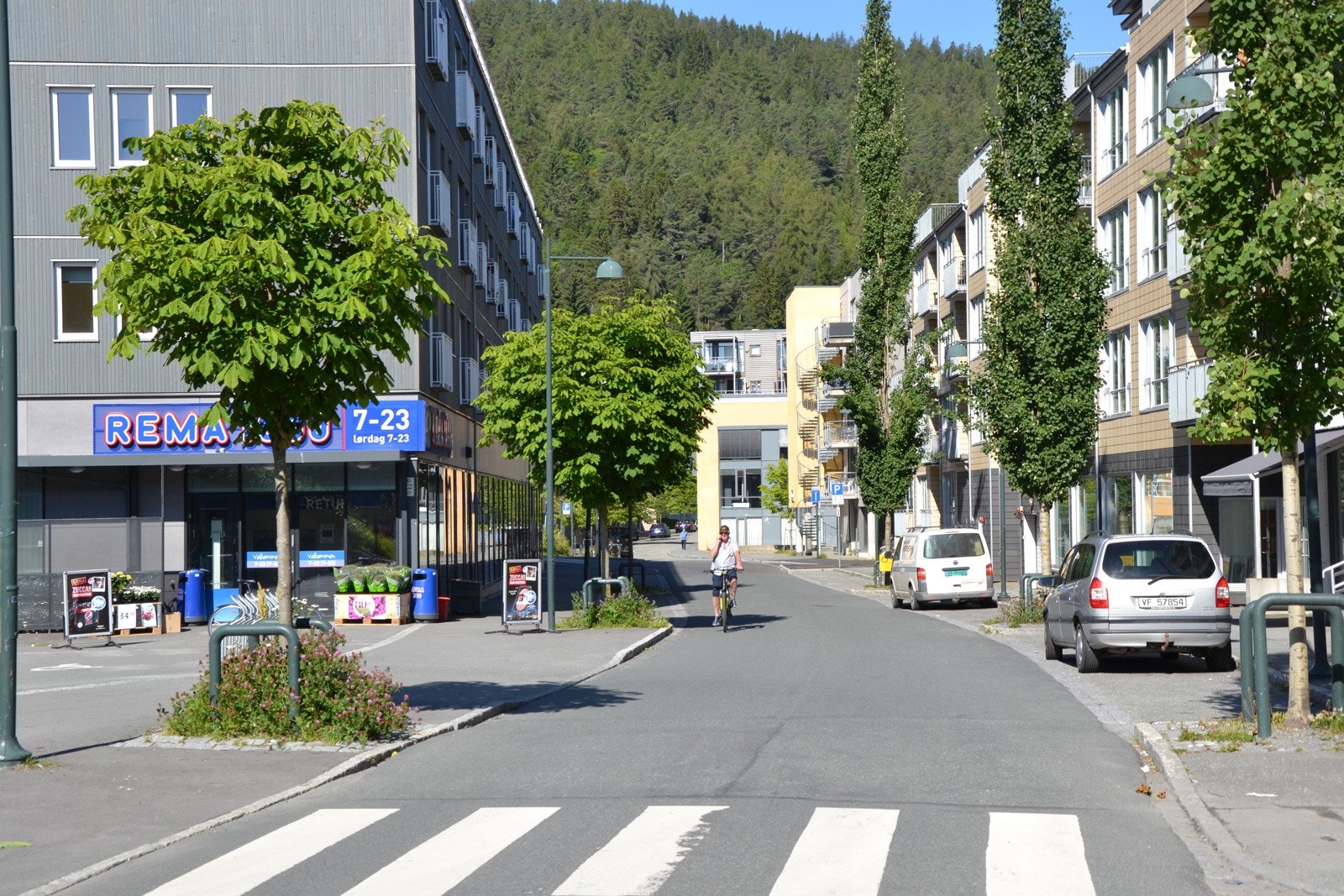 De nærmeste dagligvarebutikkene ligger i Ilsvika som det kun er 5 minutters kjøretur til. Her finner du blant annet Rema 1000, Coop Prix, frisør, restauranter, solstudio, hudpleiesalong og treningssentret 3T. Galleribilde