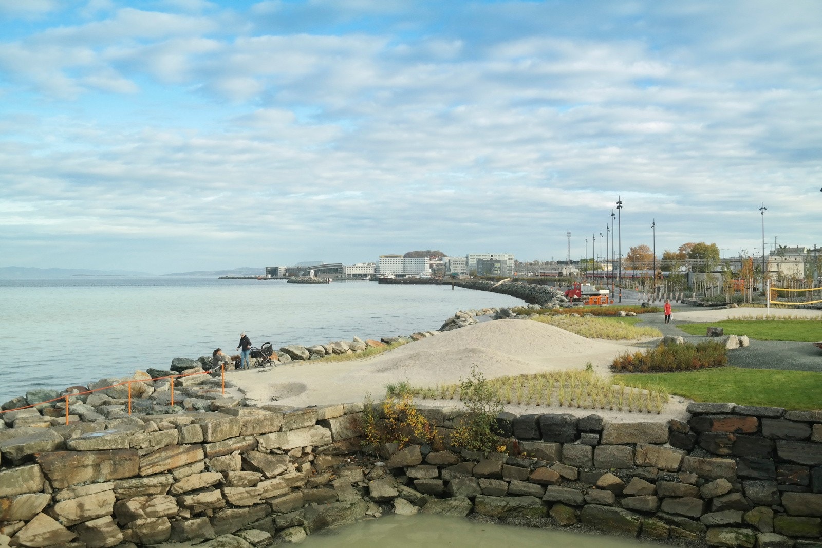 Fra Trolla er det gang- og sykkelvei nesten hele strekningen til sentrum. I Ila er det etablert flotte parkområder langs promenaden inn mot byen. Galleribilde