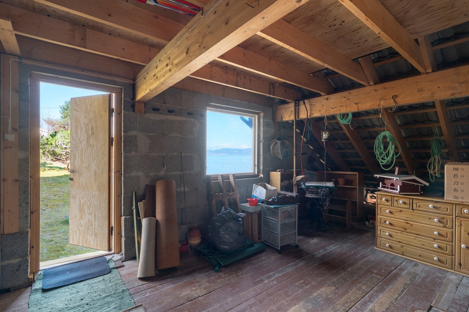 Fra soverom IV kan man også ta seg ut til naustet, som i øverste etasje måler 24,5 kvm. Galleribilde