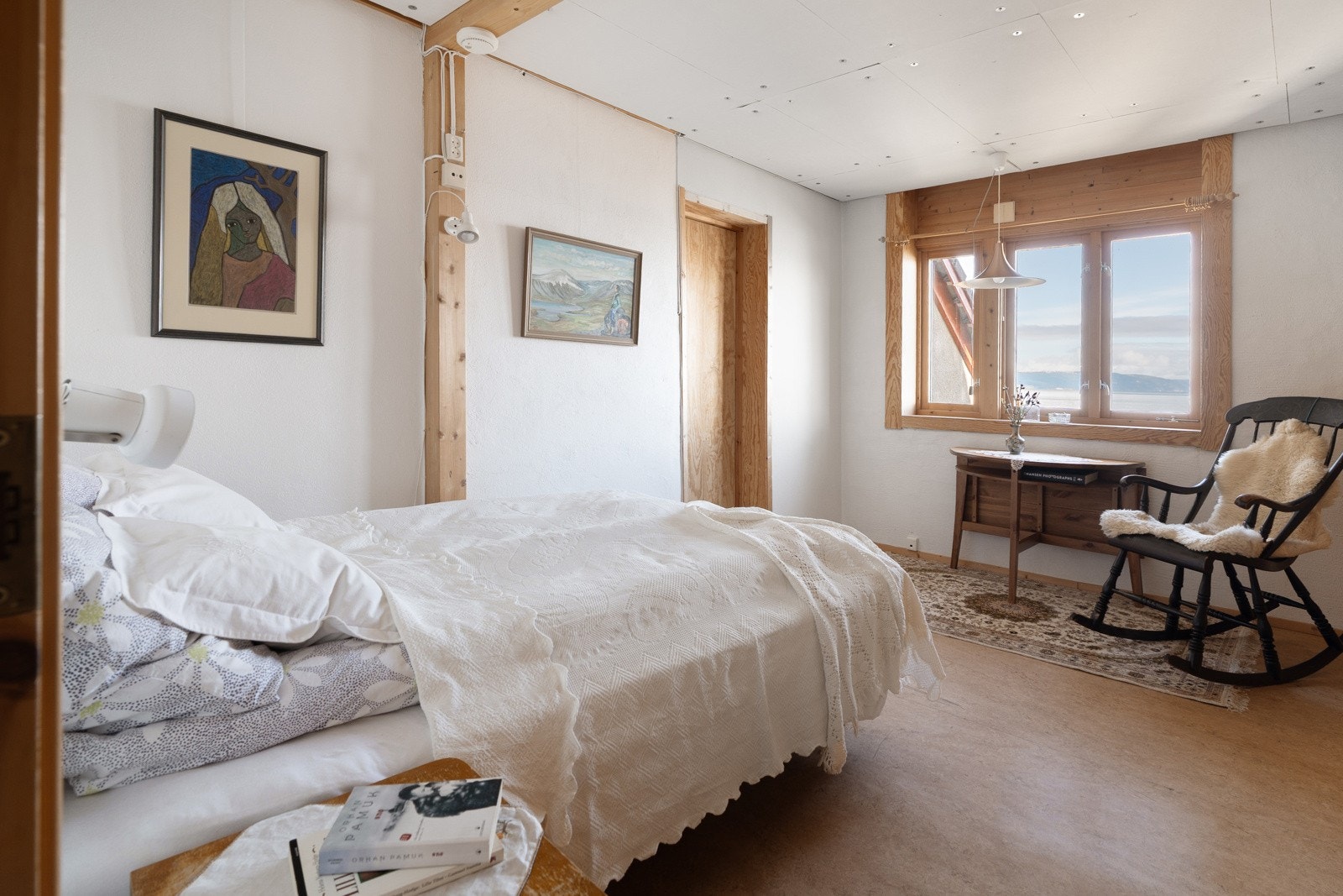 Soverom IV har tidligere vært del av hybel og rommet er tilknyttet eget te-kjøkken. Galleribilde