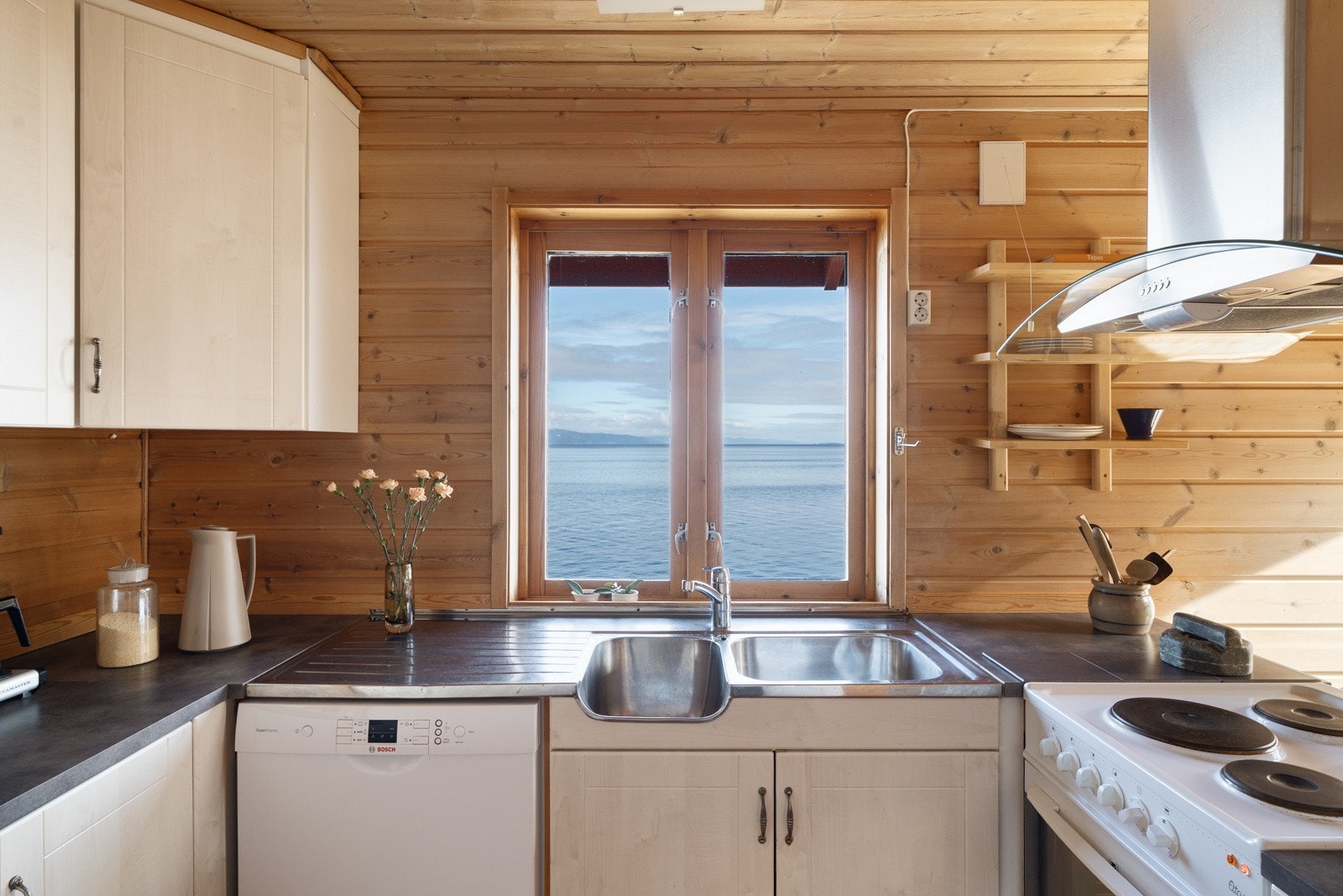 Kjøkkenet er praktisk innrettet med nydelige utsiktsforhold mot nord og god kontakt med spiseavdelingen i rommet. Galleribilde