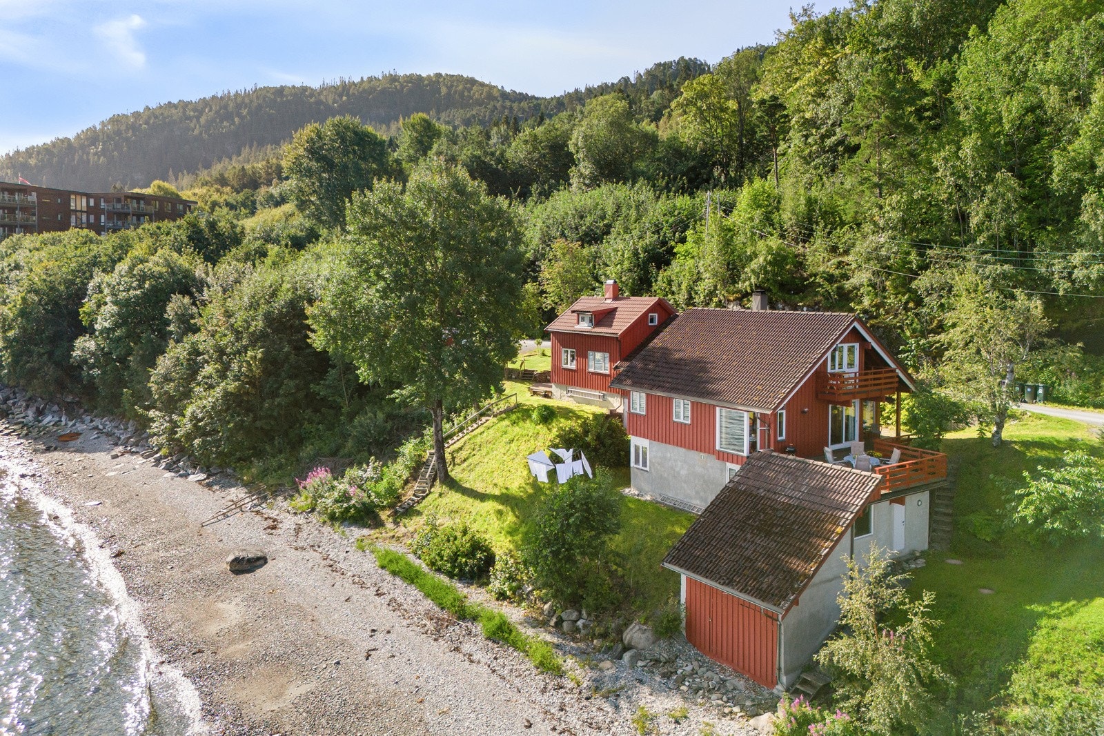 Trollafjæra 80 ble altså bygd i 1985 og er tegnet av den anerkjente arkitekten Rolf Johansson (ROJO). Galleribilde