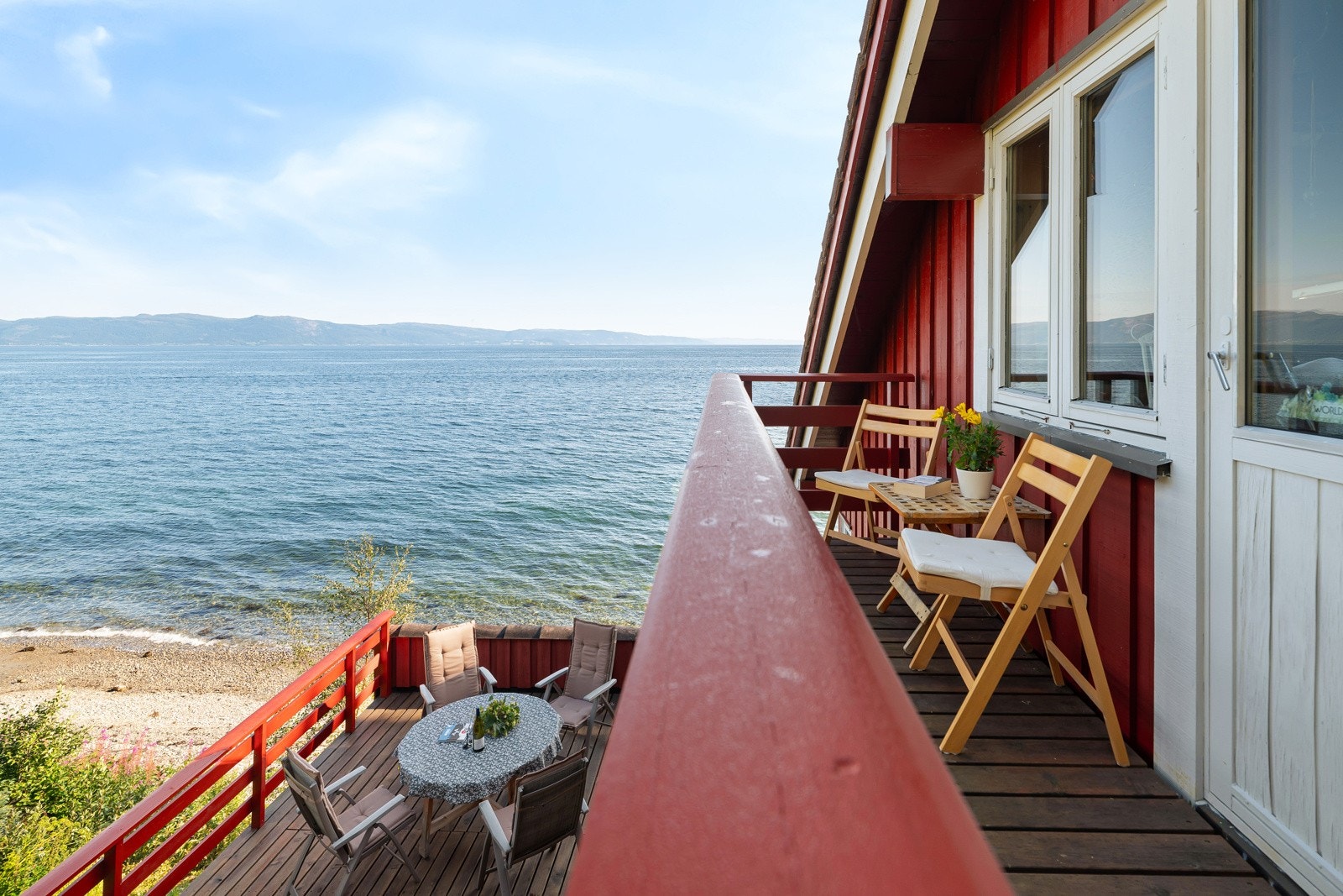 "..... Inne i stua fra godstolen, eller fra verandaen i andre etasje, kan sola følges på vei ned..." Galleribilde