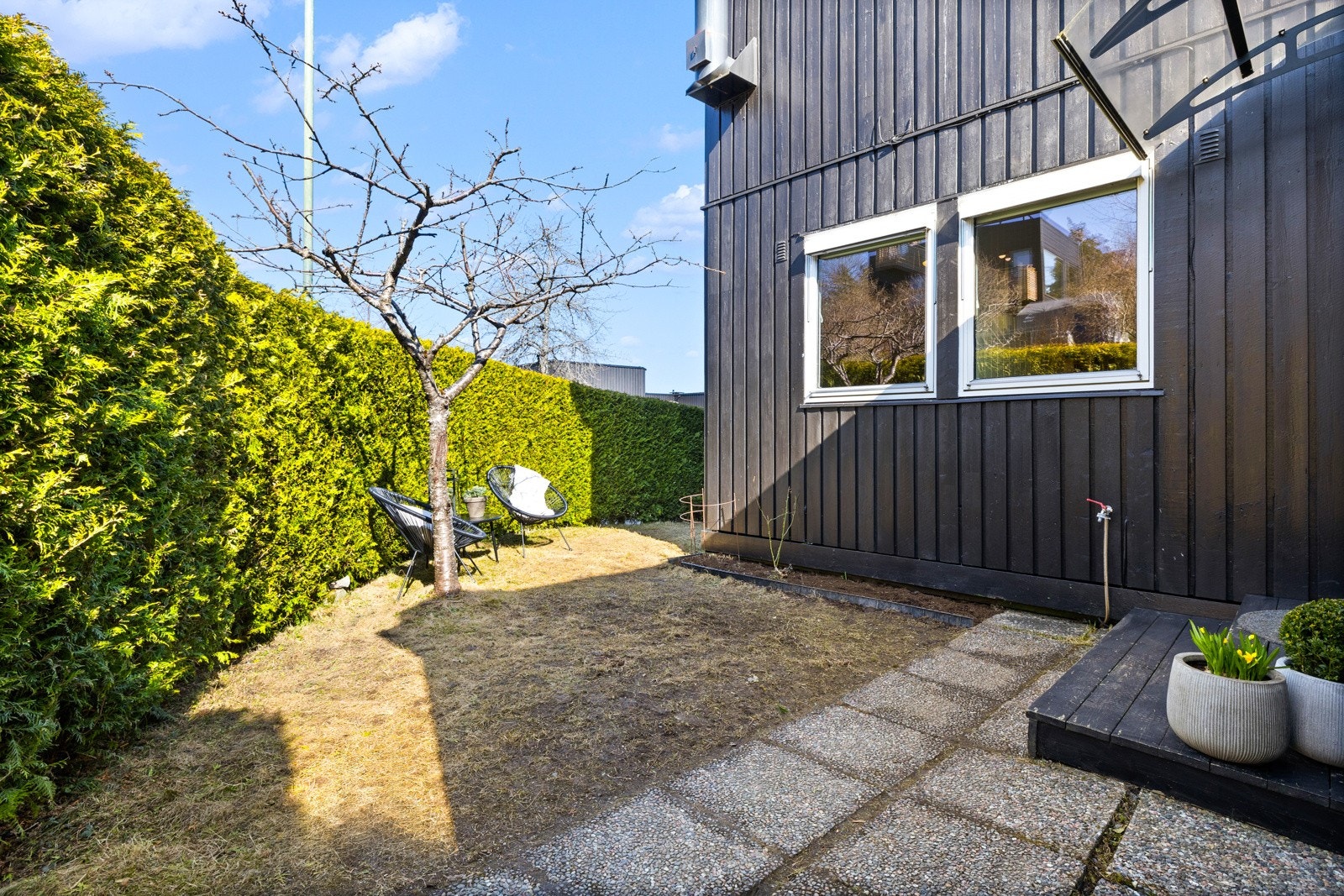 Skjermet uteplass på vestsiden av boligen. Galleribilde