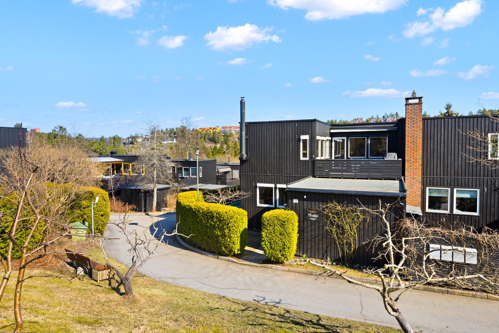 Enderekkehus på 138 m² fordelt over 2 plan med flott beliggenhet i et meget barnevennlig og populært område på Munkerud i bydel Nordstrand. Galleribilde