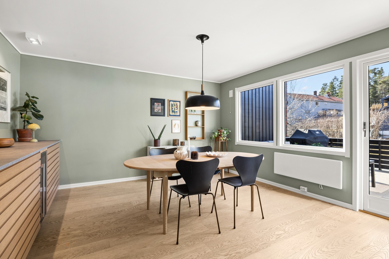 Fra spisestuen er det enkel adkomst til veranda. Galleribilde
