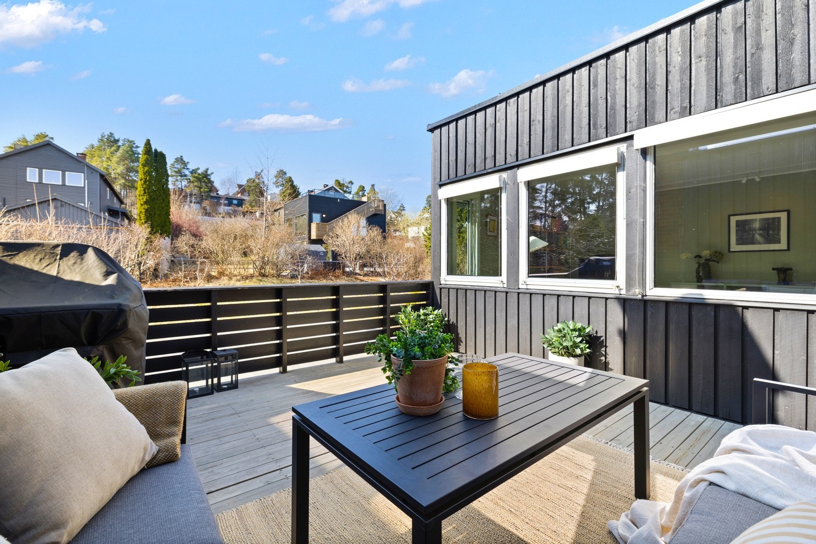 Verandaen er relativt usjenert og har gode solforhold. Galleribilde