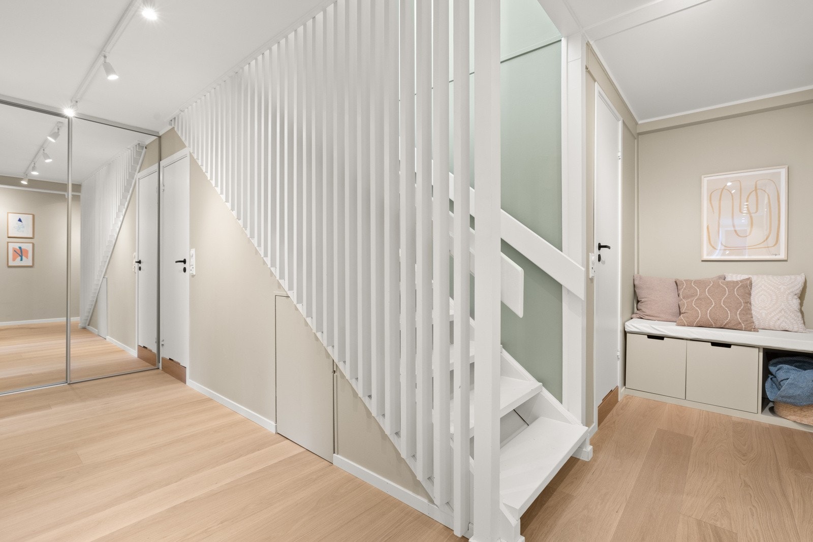 Gang 1. etasje. Etasjen består av 4 soverom, bad/wc, vaskerom/wc, bod og garderobe. Galleribilde