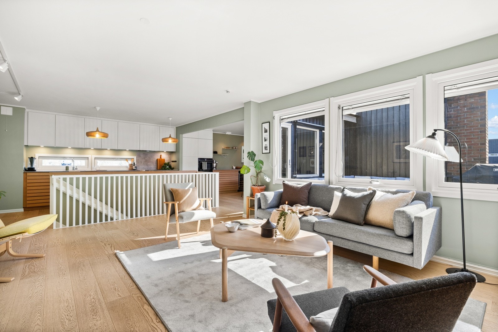 Med 138 m² fordelt over to plan, har boligen en stor grunnflate. Hele 2. etasje består av stue, kjøkken og spisestue. Galleribilde